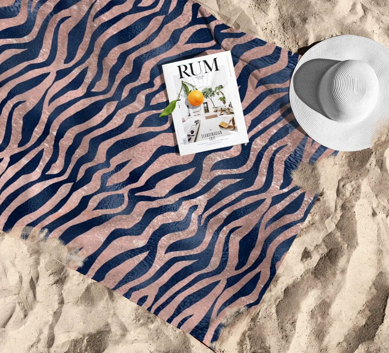 Blush & Navy Animal Pattern 9 telo mare da Yaso Design Animal
