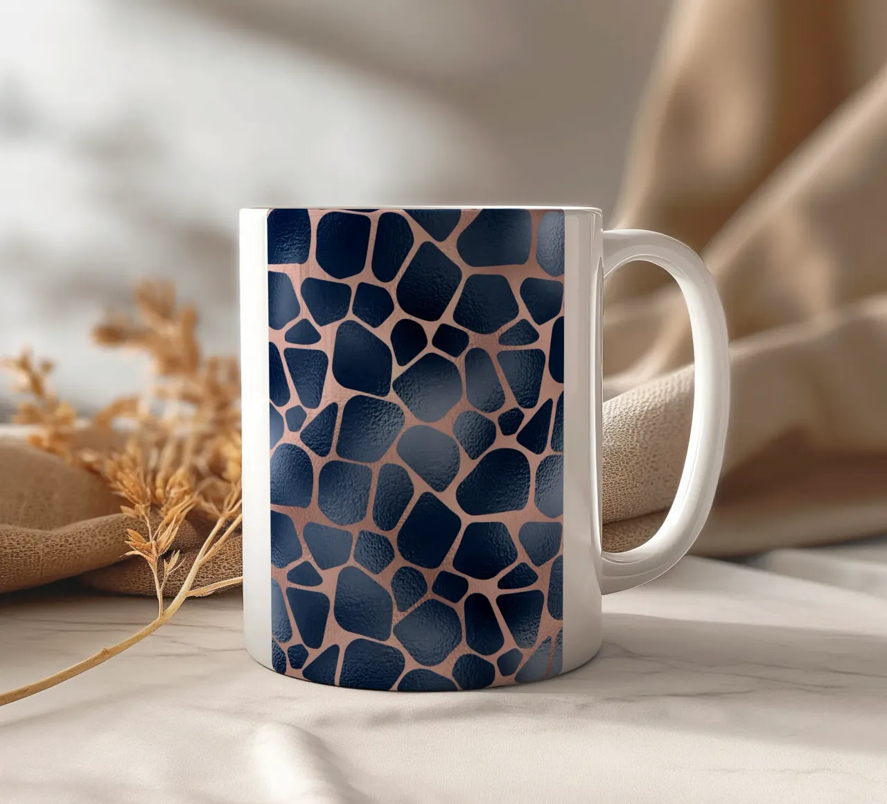 Blush & Navy Animal Pattern 11 tazza in ceramica da Yaso Design Animal