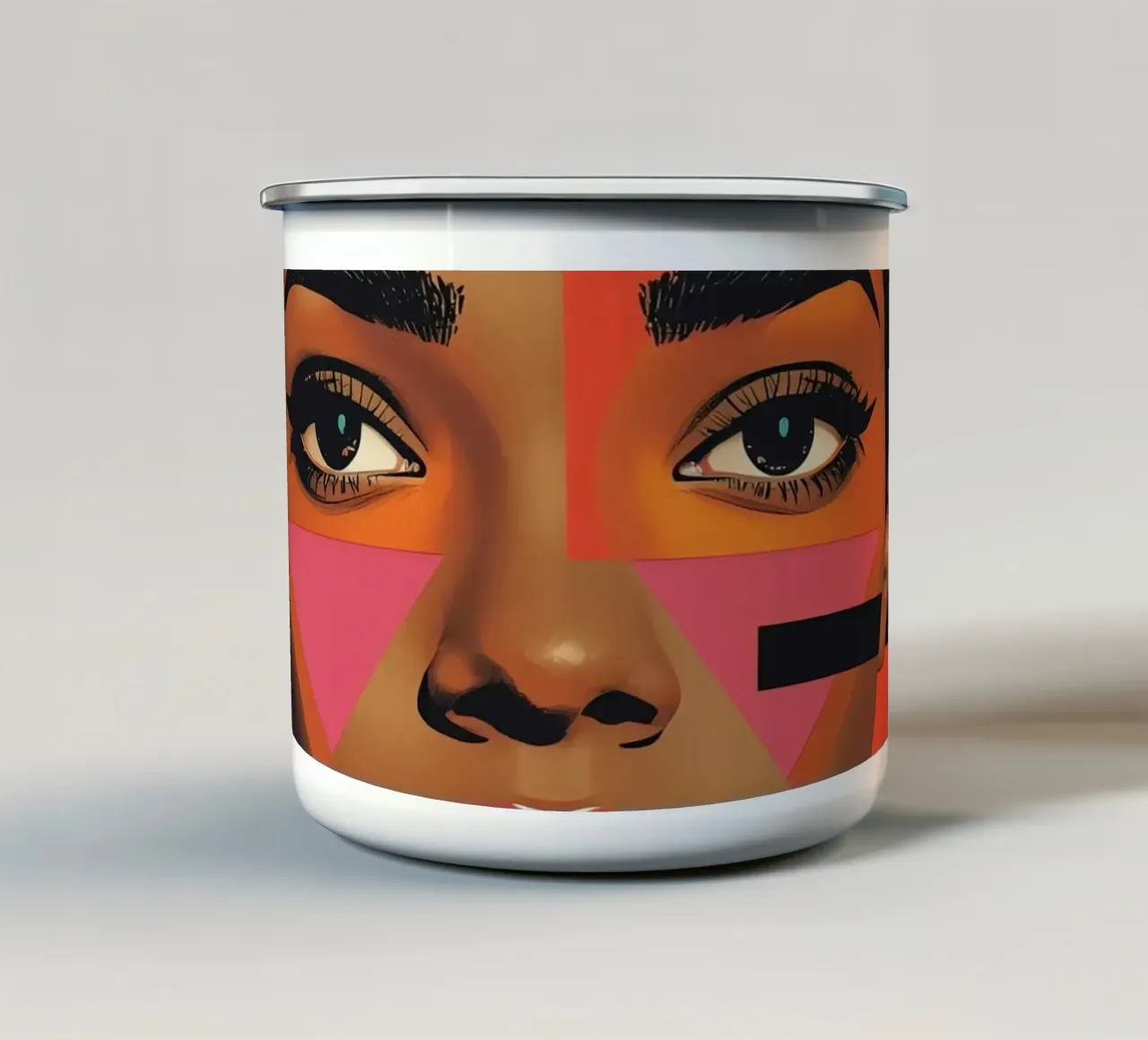 Volto di donna con forme geometriche e colori retrò tazza in smalto da DesignDoodle