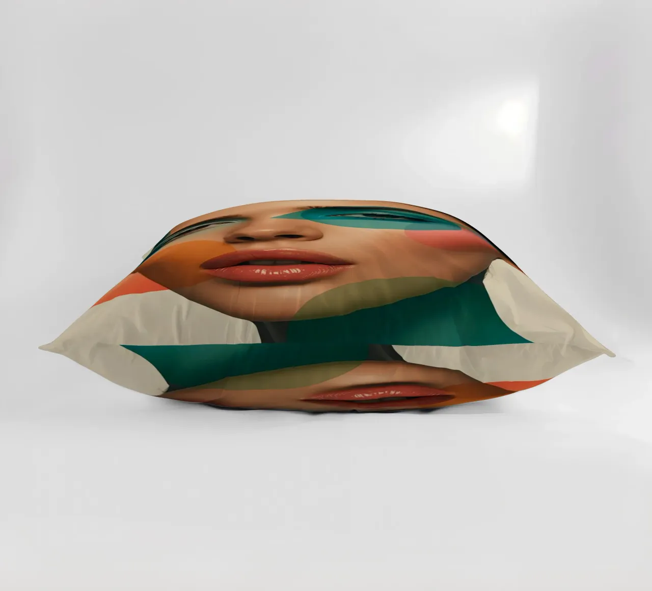 Volto di donna con forme geometriche e trucco verde acqua cuscino da DesignDoodle