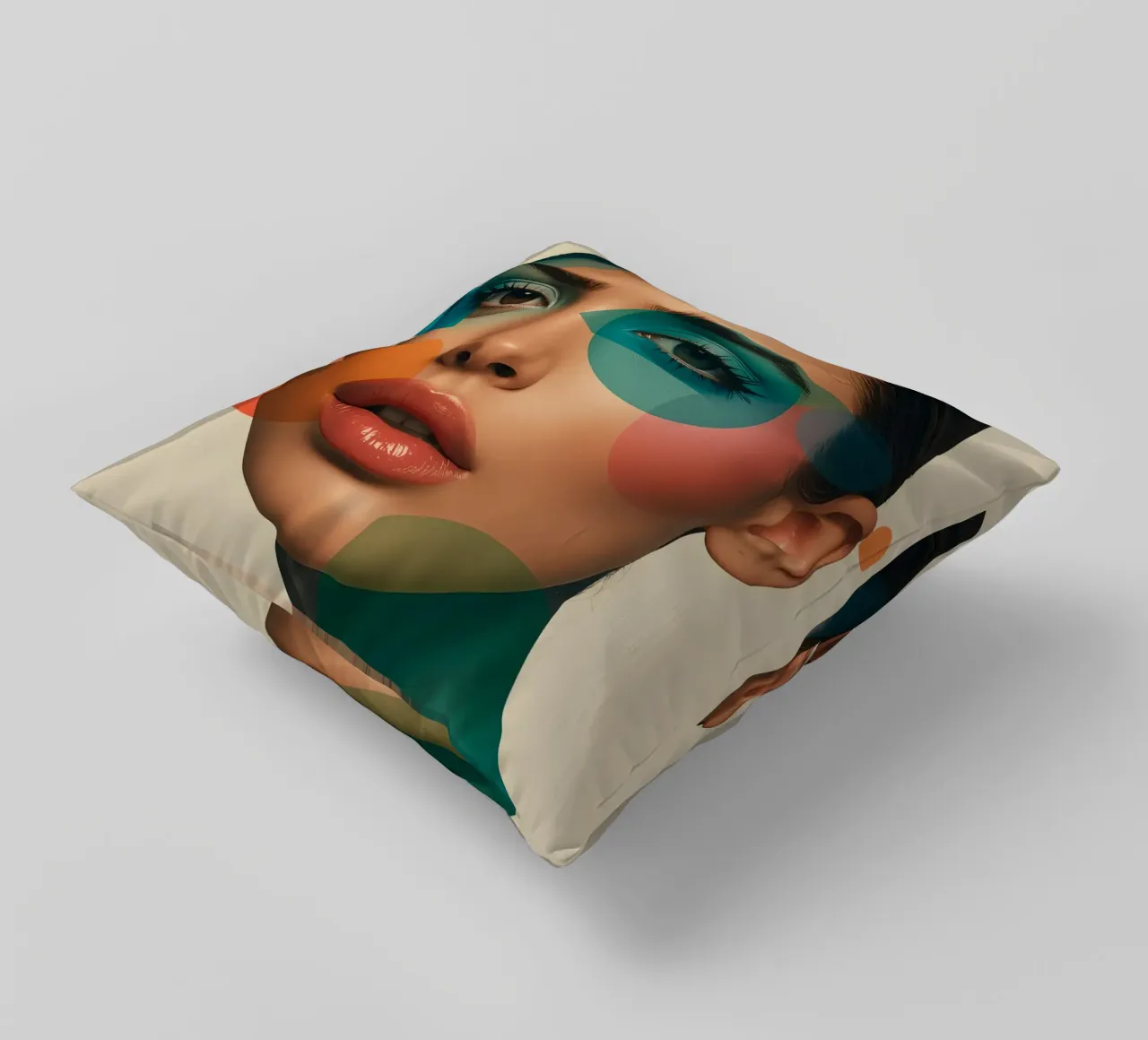 Volto di donna con forme geometriche e trucco verde acqua cuscino da DesignDoodle
