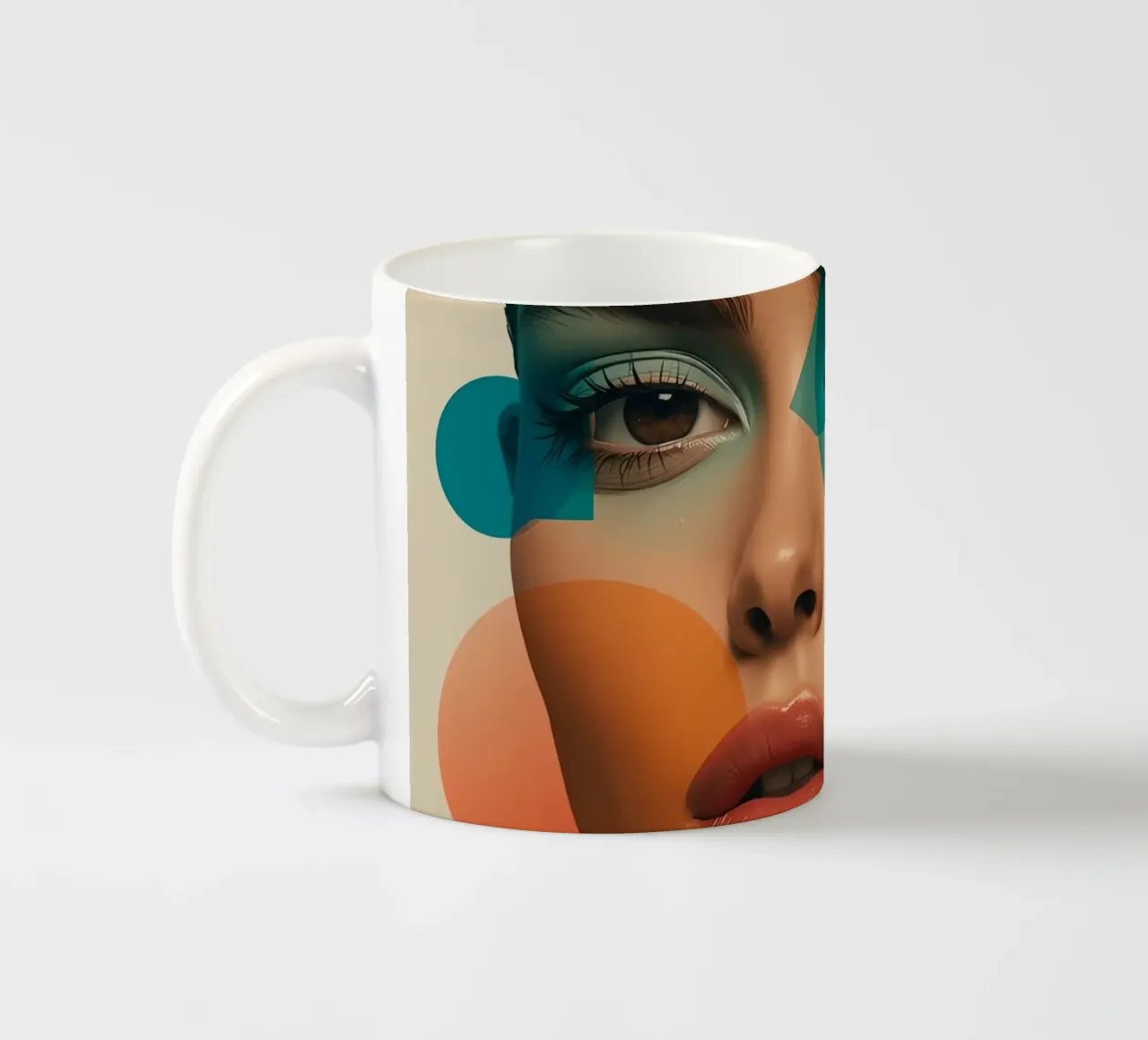 Volto di donna con forme geometriche e trucco verde acqua tazza in ceramica da DesignDoodle