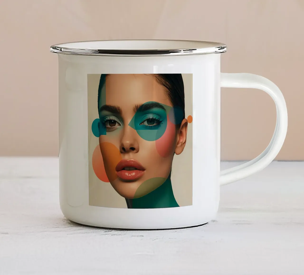 Volto di donna con forme geometriche e trucco verde acqua tazza in smalto da DesignDoodle