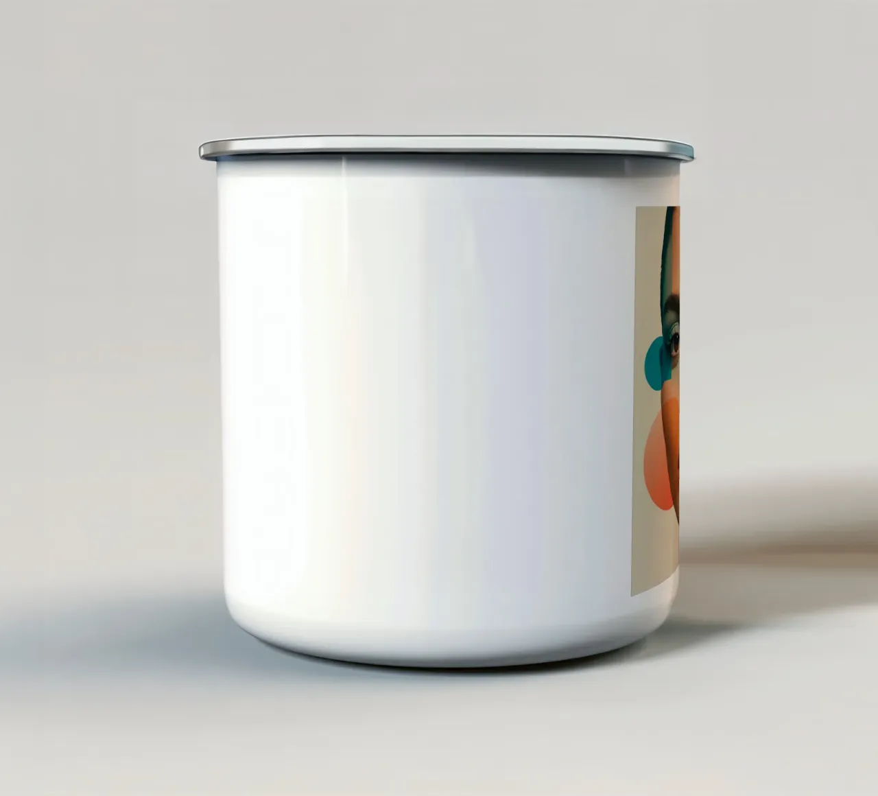 Volto di donna con forme geometriche e trucco verde acqua tazza in smalto da DesignDoodle