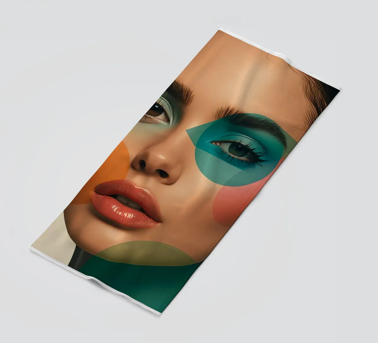 Volto di donna con forme geometriche e trucco verde acqua telo mare da DesignDoodle