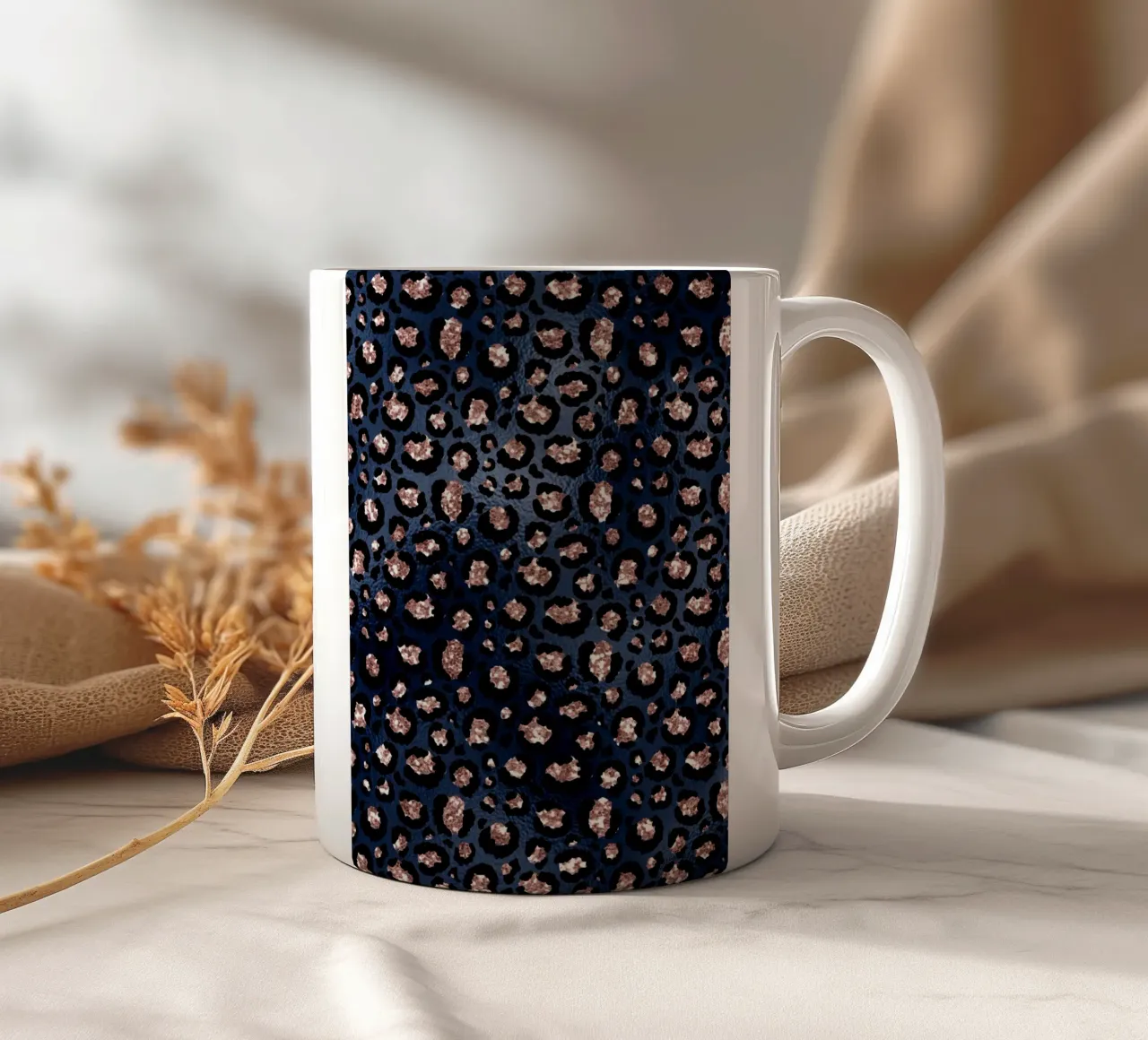 Blush & Navy Animal Pattern 14 tazza in ceramica da Yaso Design Animal