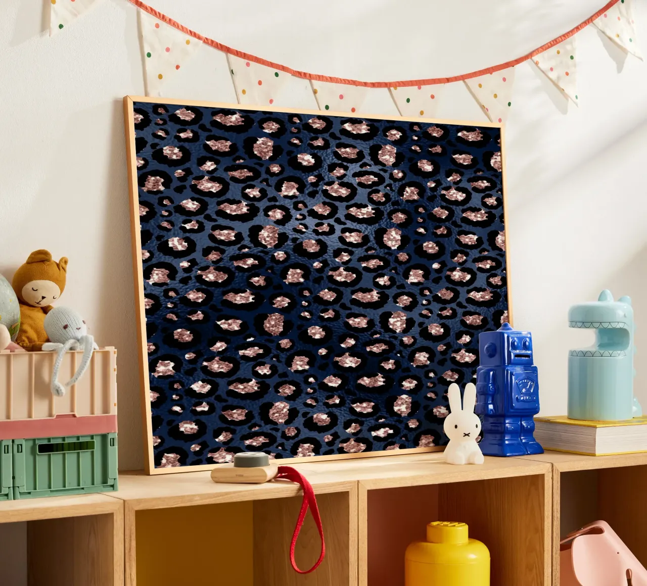 Blush & Navy Animal Pattern 14 poster con telaio in legno da Yaso Design Animal