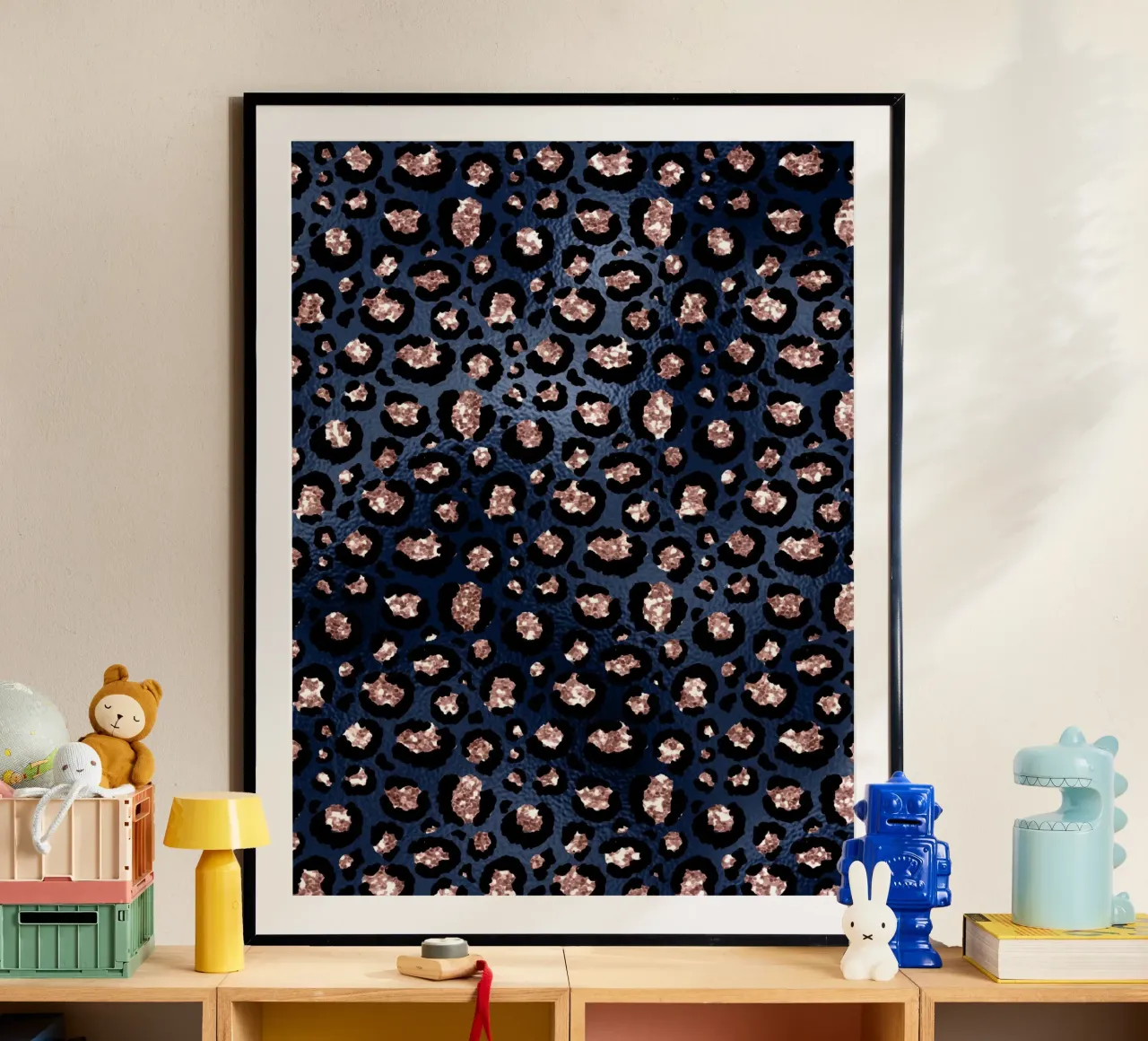 Blush & Navy Animal Pattern 14 poster con telaio in legno da Yaso Design Animal