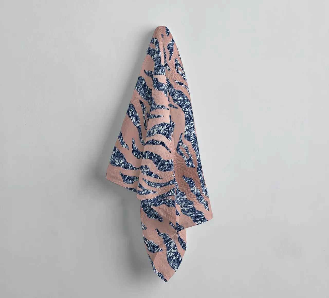 Blush & Navy Animal Pattern 16 asciugamano da bagno da Yaso Design Animal
