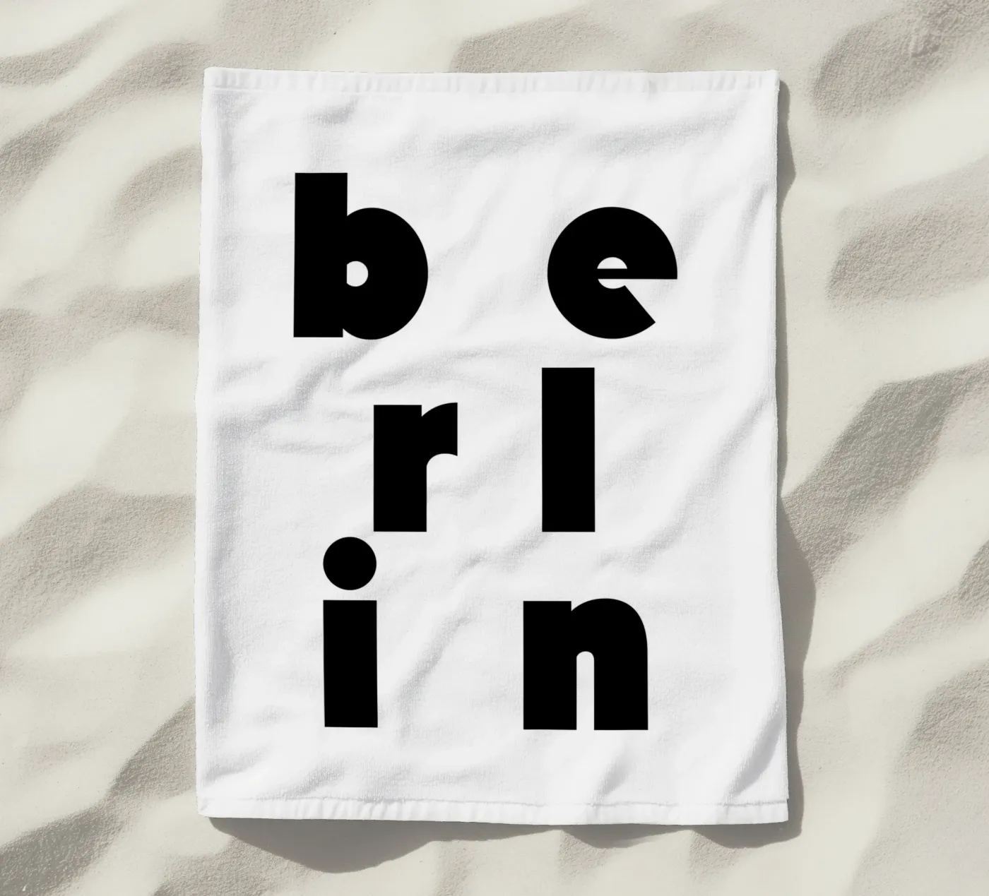 Berlin 2 strandhanddoek van The Type Club Tokyo