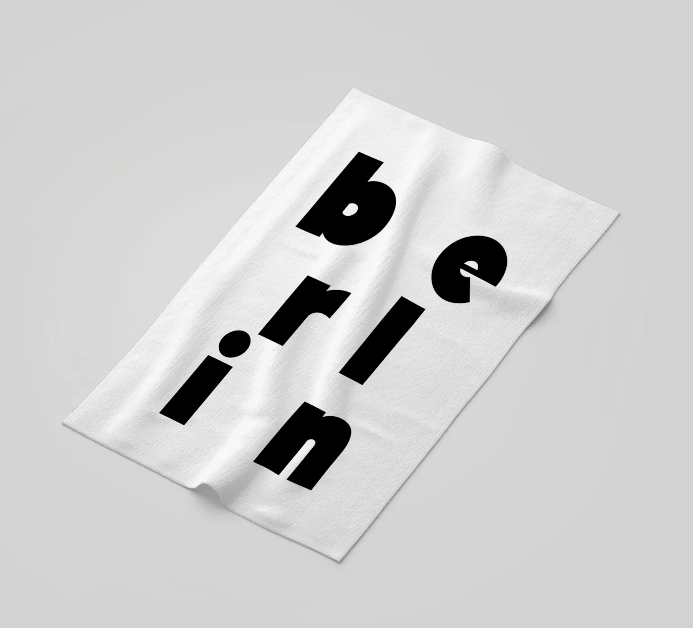 Berlin 2 strandhanddoek van The Type Club Tokyo