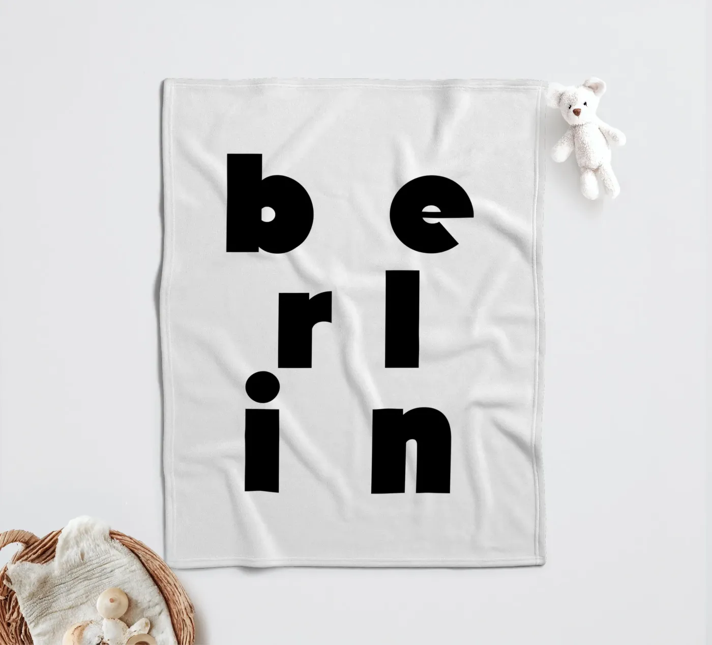 Berlin 2 Fleecedecke von The Type Club Tokyo