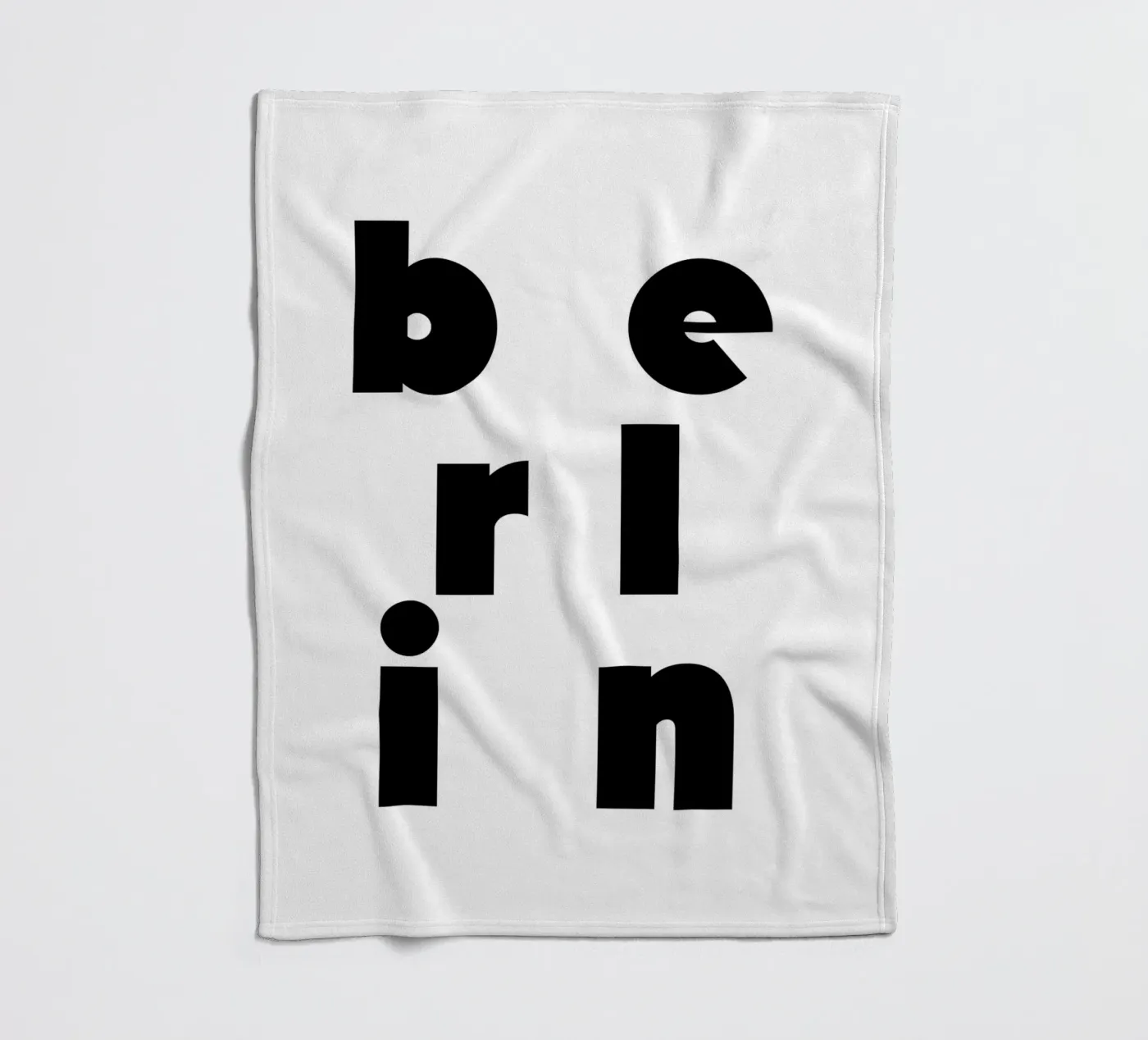 Berlin 2 Fleecedecke von The Type Club Tokyo