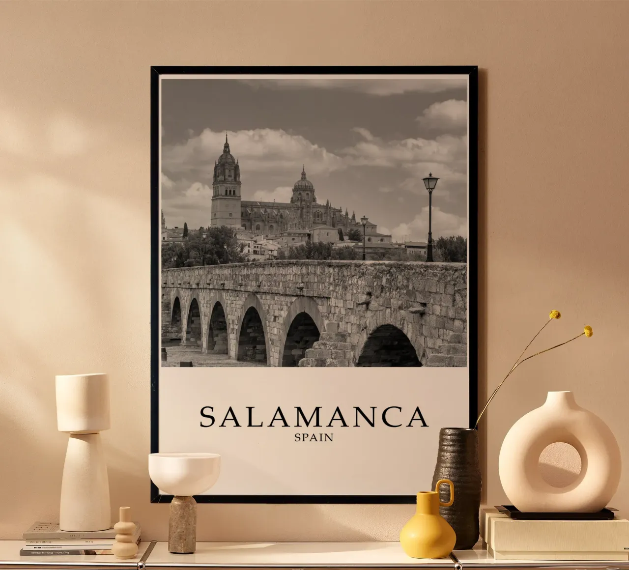 Salamanca Spagna Architettura Scena in scala di grigi poster con telaio in plastica da Charnwood Prints