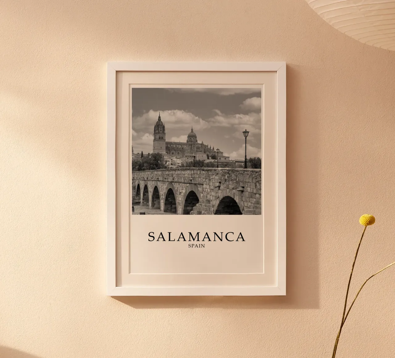 Salamanca Spagna Architettura Scena in scala di grigi poster con telaio in plastica da Charnwood Prints