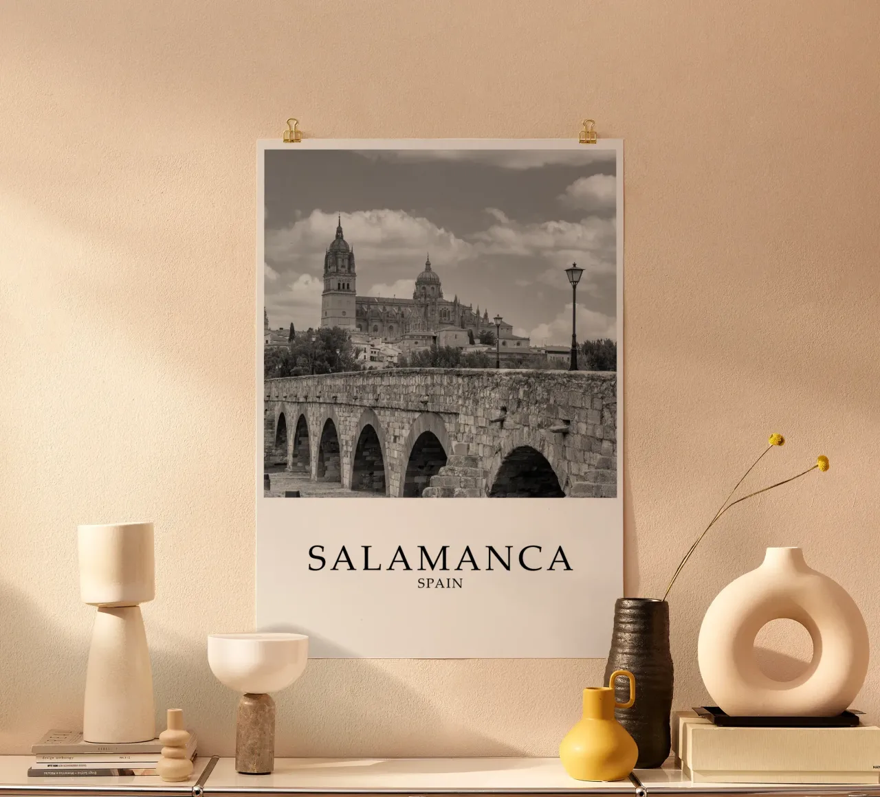 Salamanca Spagna Architettura Scena in scala di grigi poster con telaio in plastica da Charnwood Prints