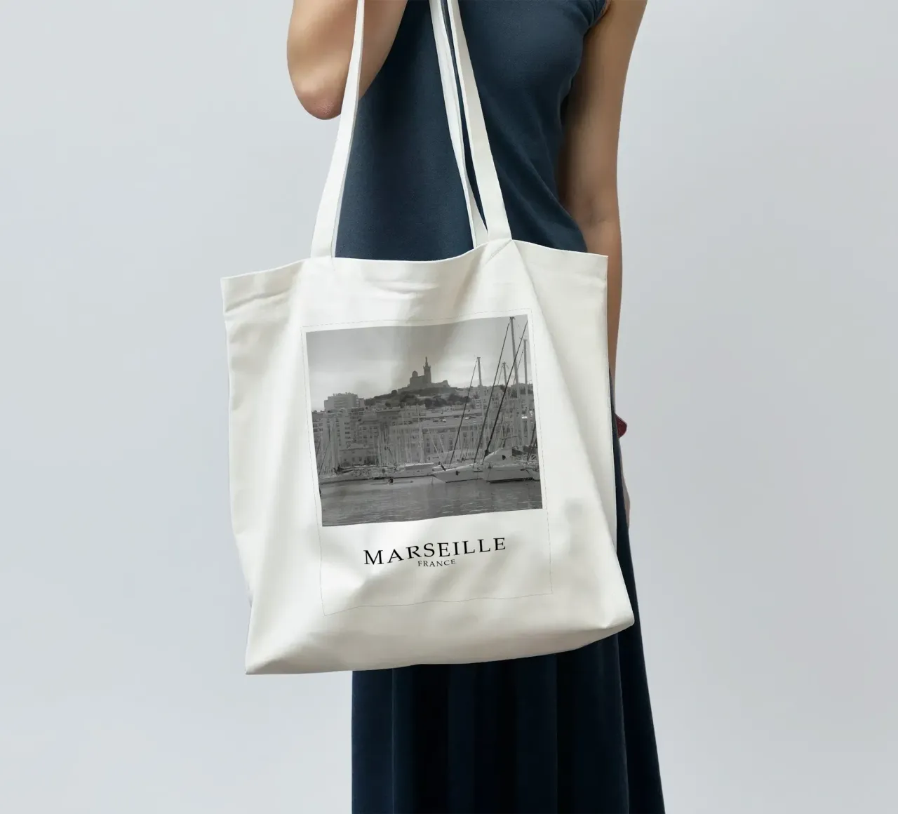 Marsiglia Francia Scena di città in scala di grigi borsa in juta da Charnwood Prints