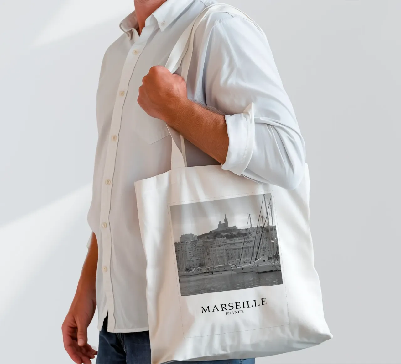 Marsiglia Francia Scena di città in scala di grigi borsa in juta da Charnwood Prints