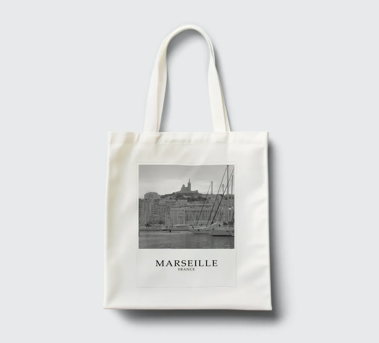 Marsiglia Francia Scena di città in scala di grigi borsa in juta da Charnwood Prints