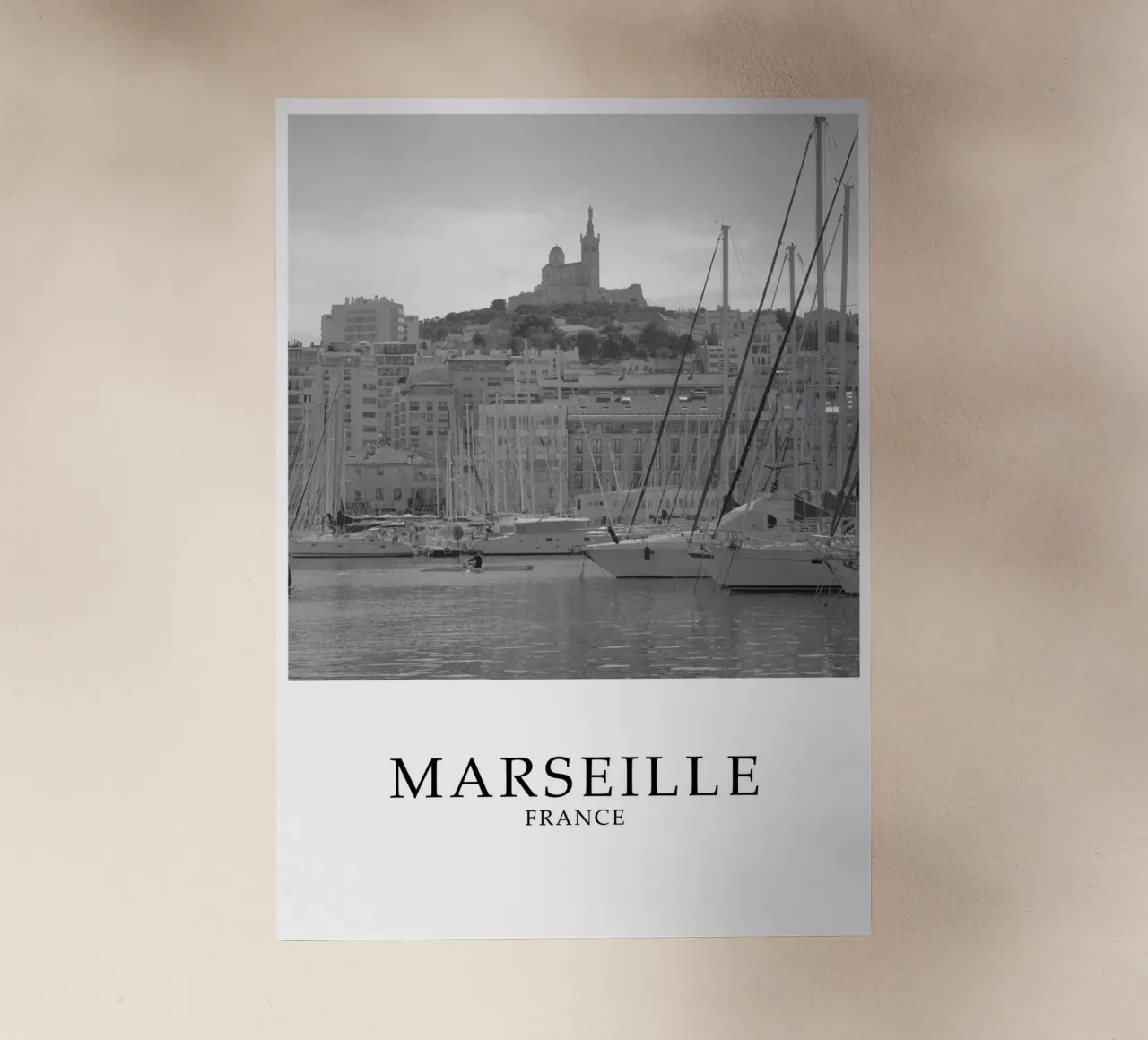 Marsiglia Francia Scena di città in scala di grigi pellicola backlit da Charnwood Prints
