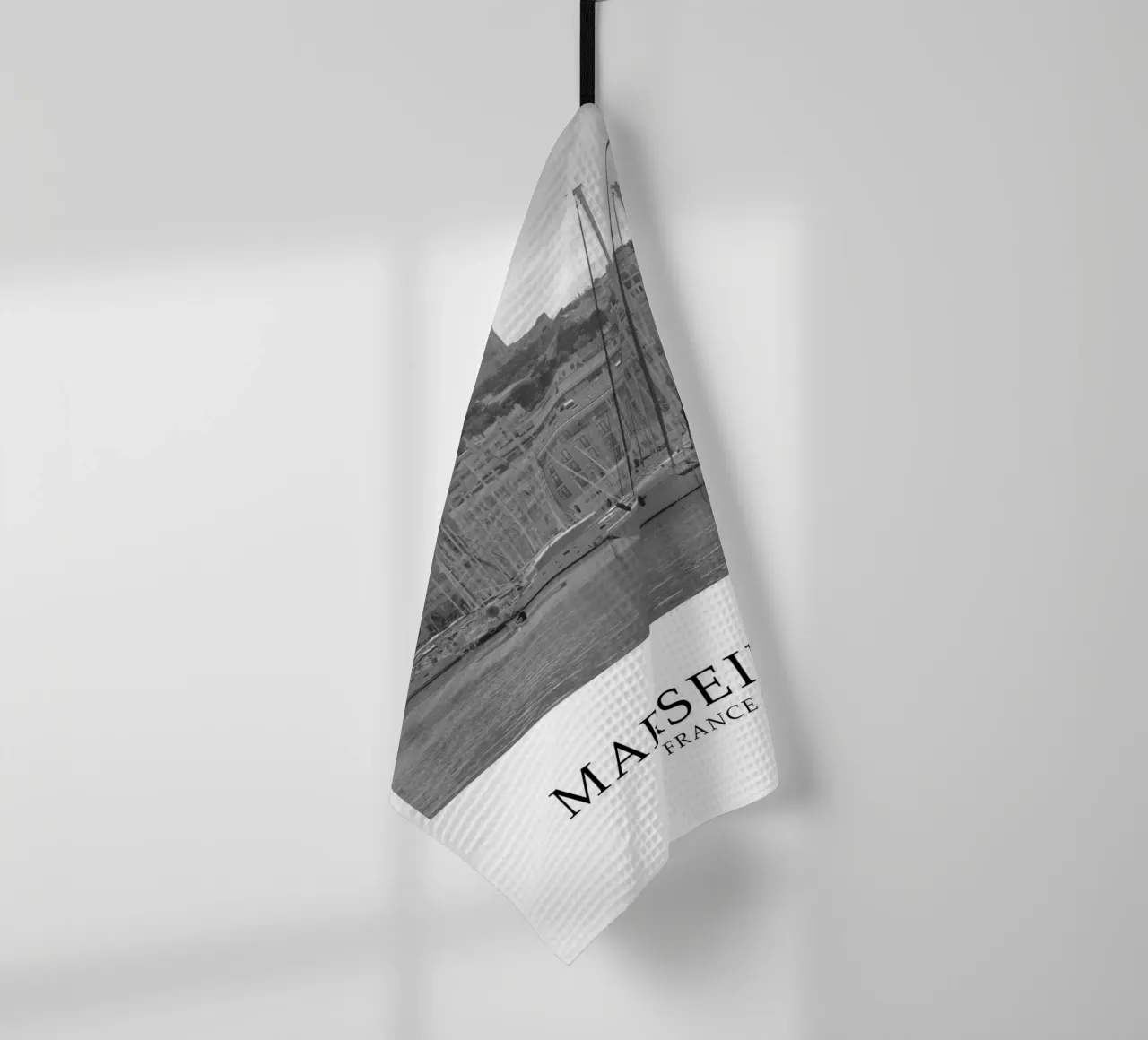 Marsiglia Francia Scena di città in scala di grigi canovaccio da cucina da Charnwood Prints