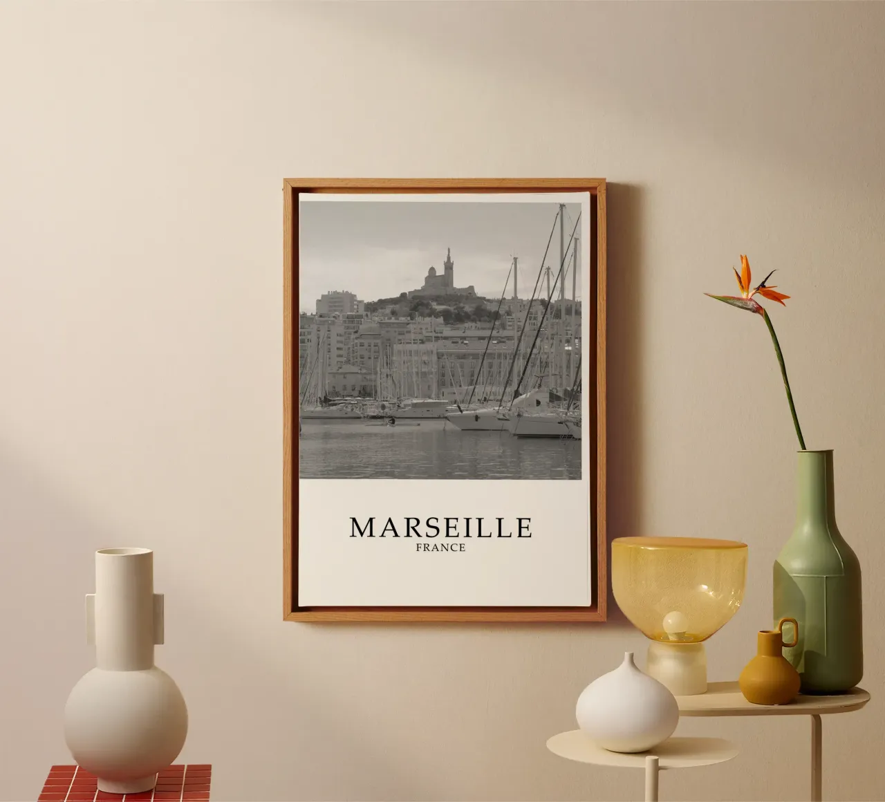 Marsiglia Francia Scena di città in scala di grigi tela con Cornice a cassetta da Charnwood Prints