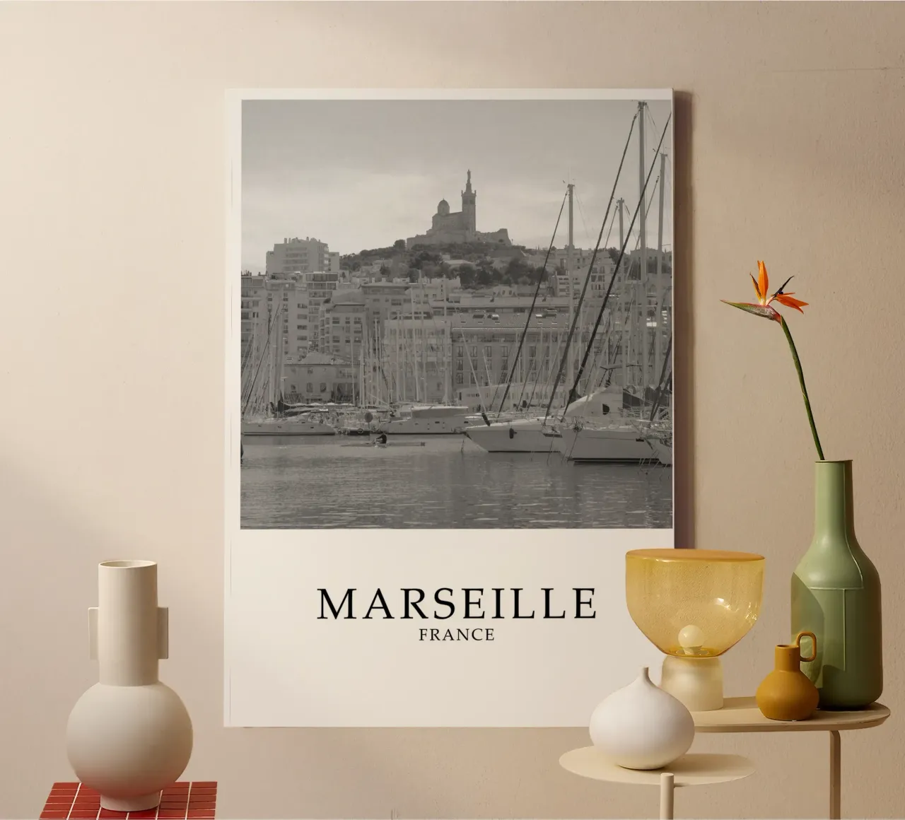 Marsiglia Francia Scena di città in scala di grigi tela con Cornice a cassetta da Charnwood Prints