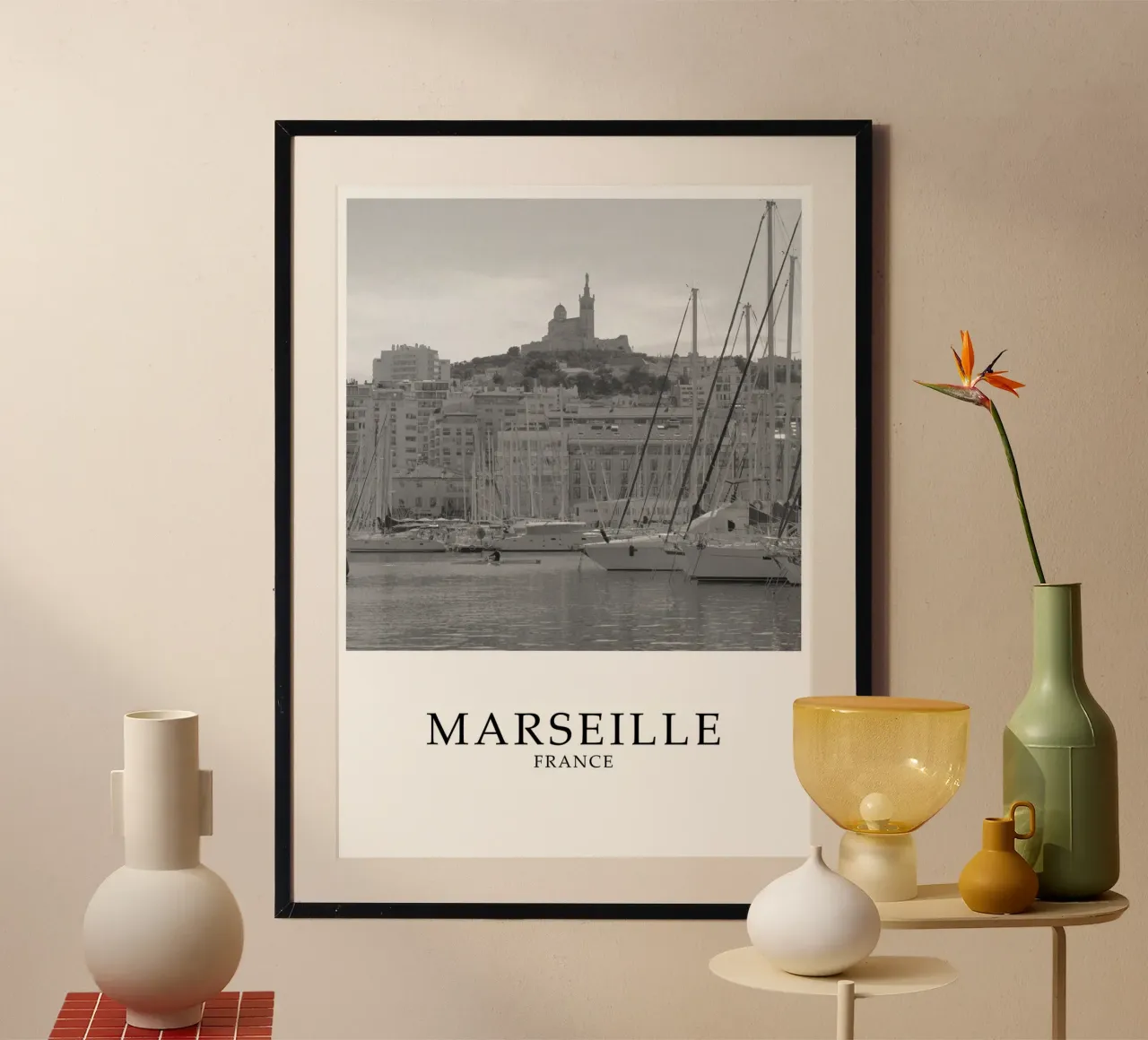 Marsiglia Francia Scena di città in scala di grigi poster con telaio in alluminio da Charnwood Prints