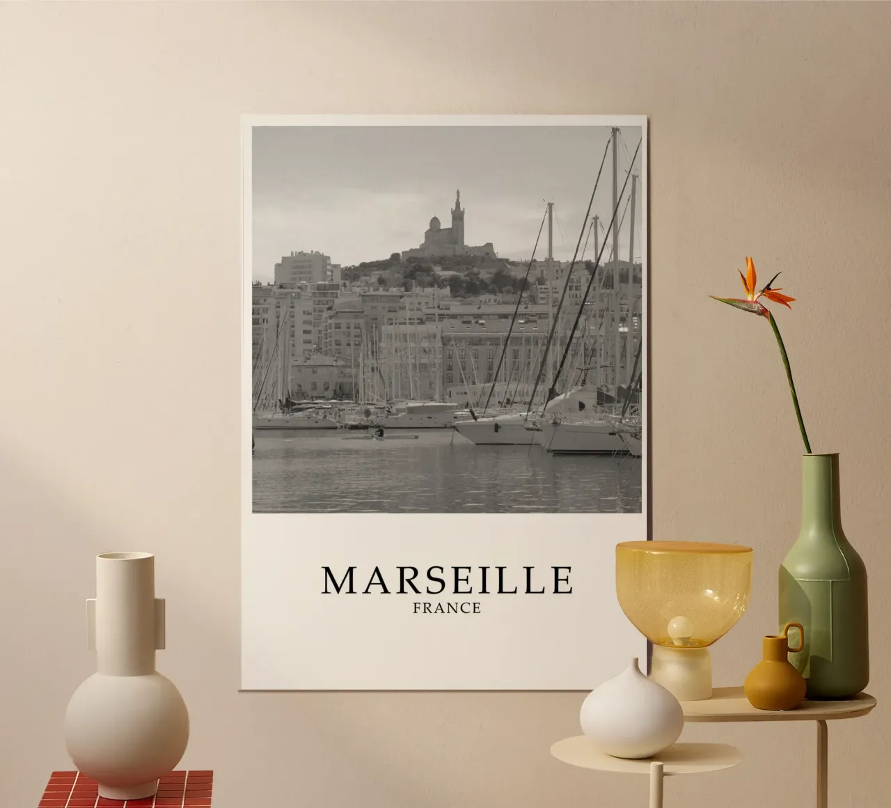 Marsiglia Francia Scena di città in scala di grigi poster con telaio in alluminio da Charnwood Prints