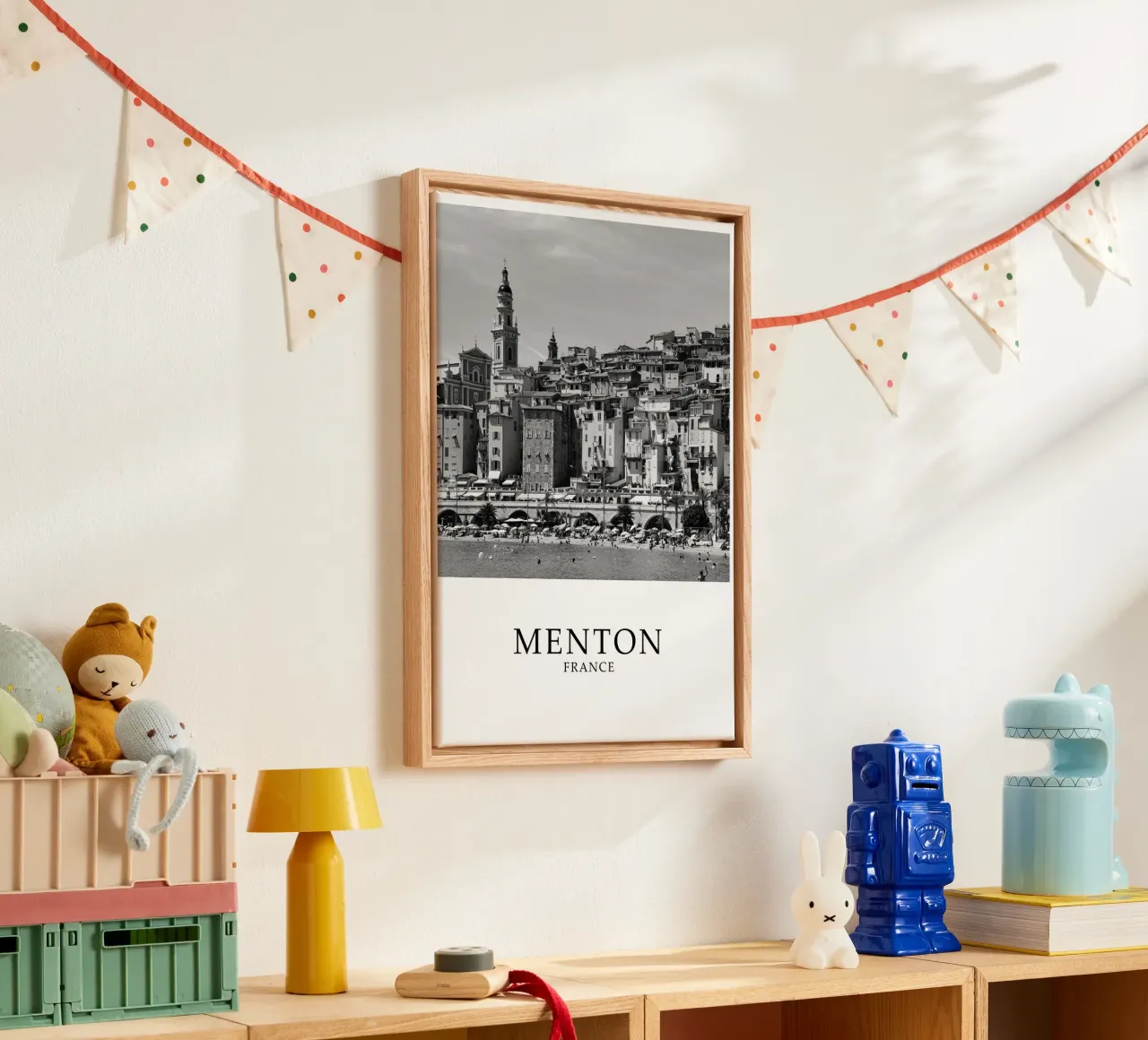 Mentone Francia Scena costiera in scala di grigi tela con Cornice a cassetta da Charnwood Prints