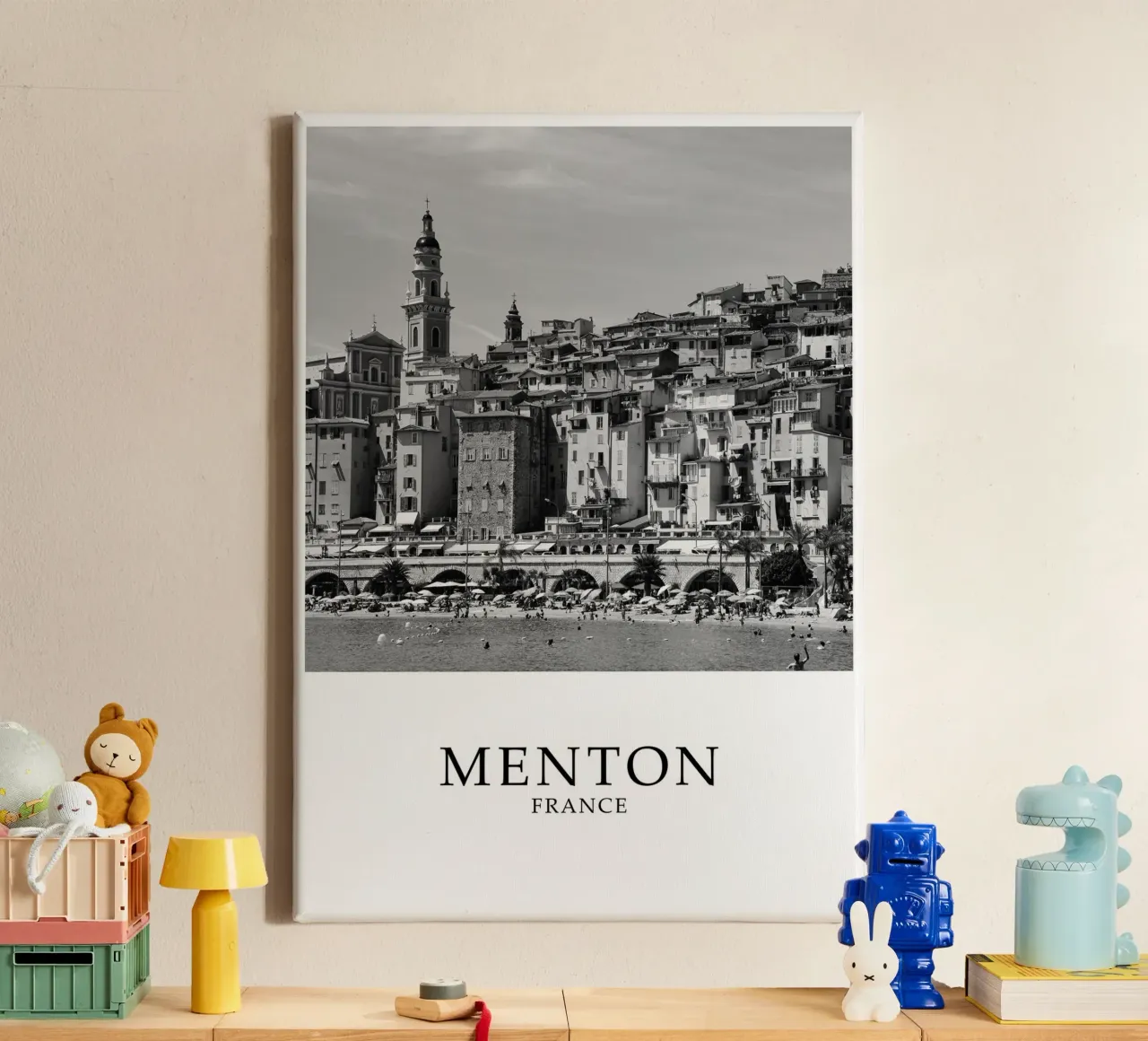 Mentone Francia Scena costiera in scala di grigi tela con Cornice a cassetta da Charnwood Prints