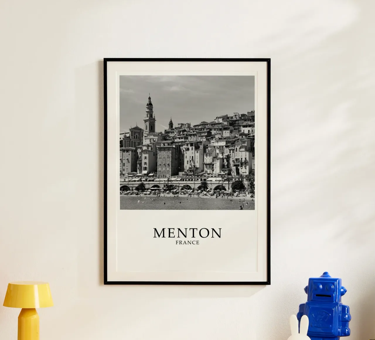 Mentone Francia Scena costiera in scala di grigi poster con telaio in alluminio da Charnwood Prints