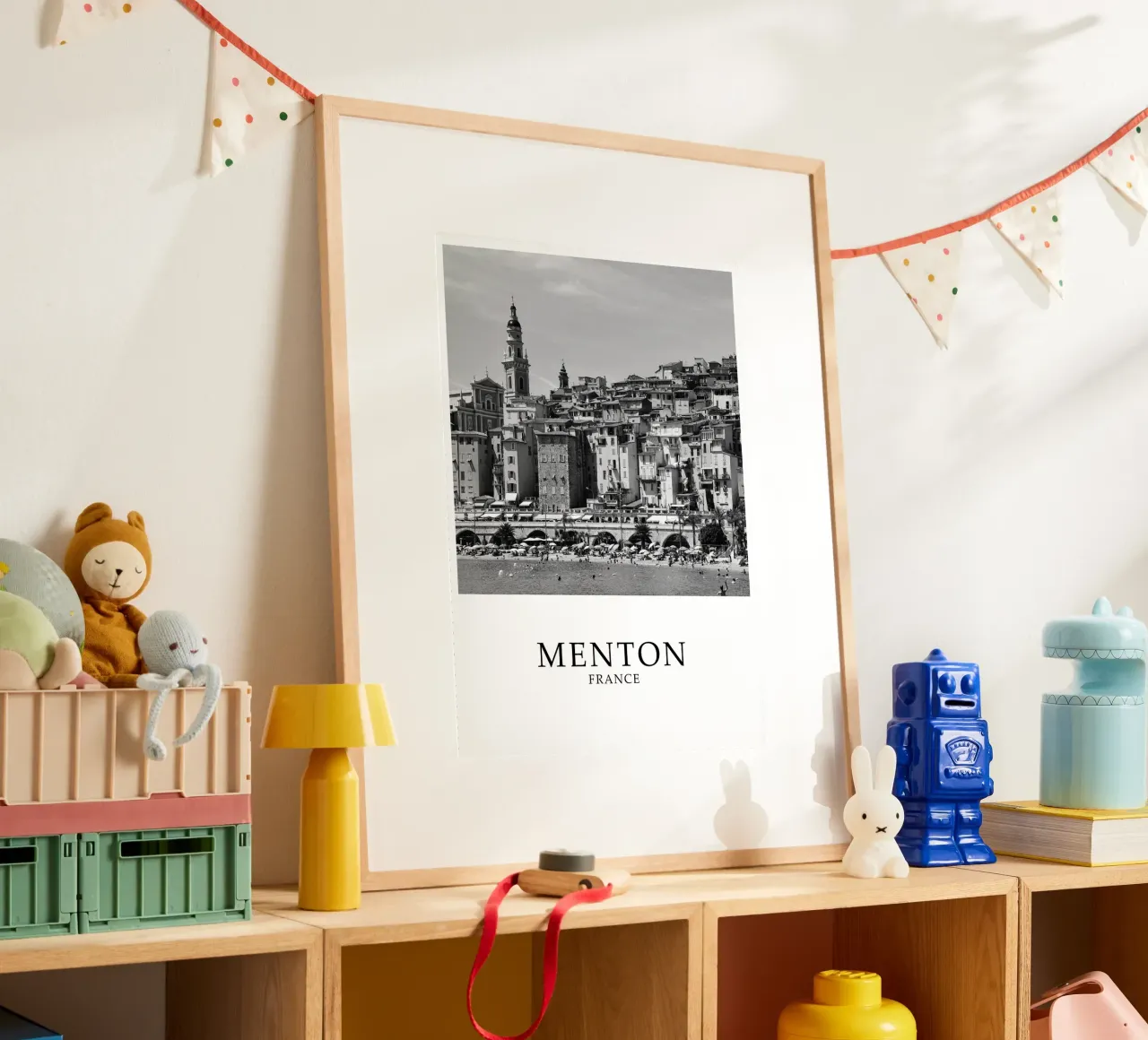 Mentone Francia Scena costiera in scala di grigi poster con telaio in alluminio da Charnwood Prints