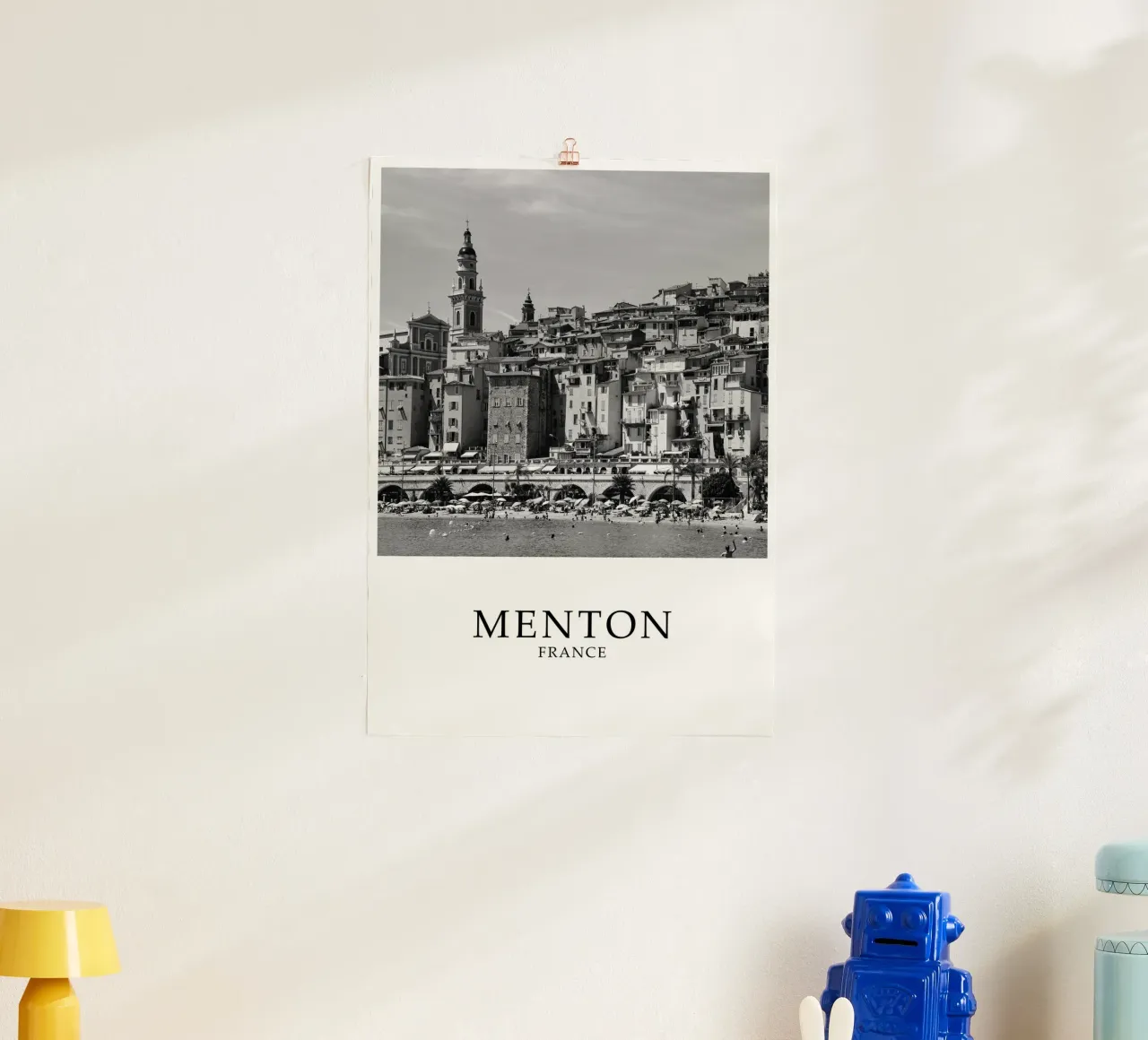 Mentone Francia Scena costiera in scala di grigi poster con telaio in alluminio da Charnwood Prints