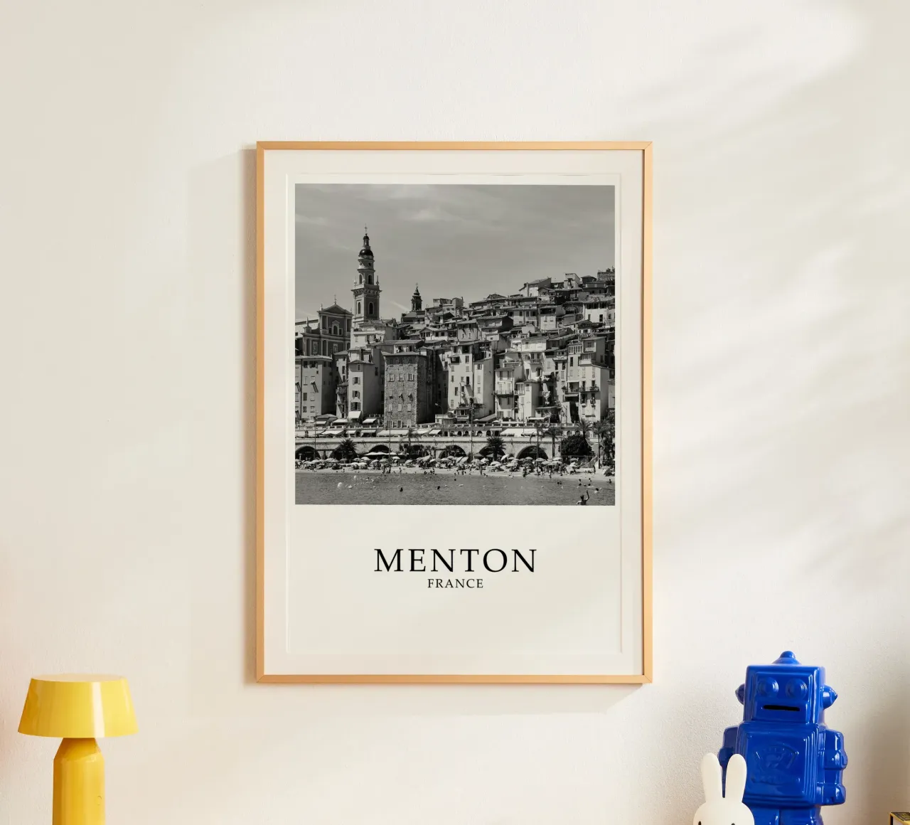 Mentone Francia Scena costiera in scala di grigi poster con telaio in alluminio da Charnwood Prints