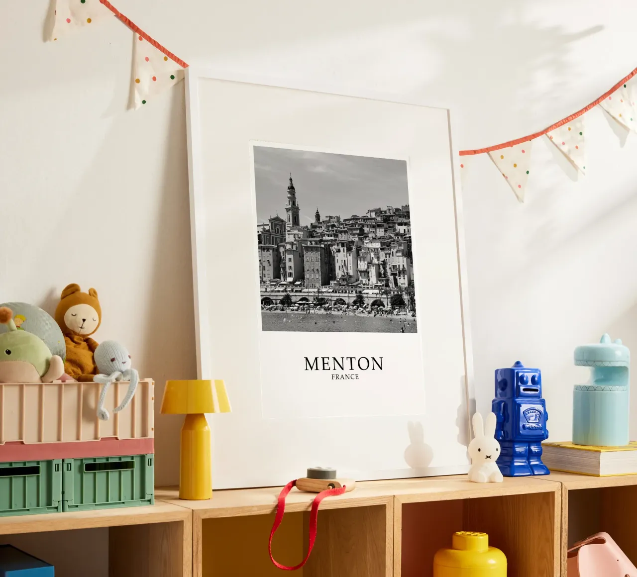 Mentone Francia Scena costiera in scala di grigi poster con telaio in alluminio da Charnwood Prints
