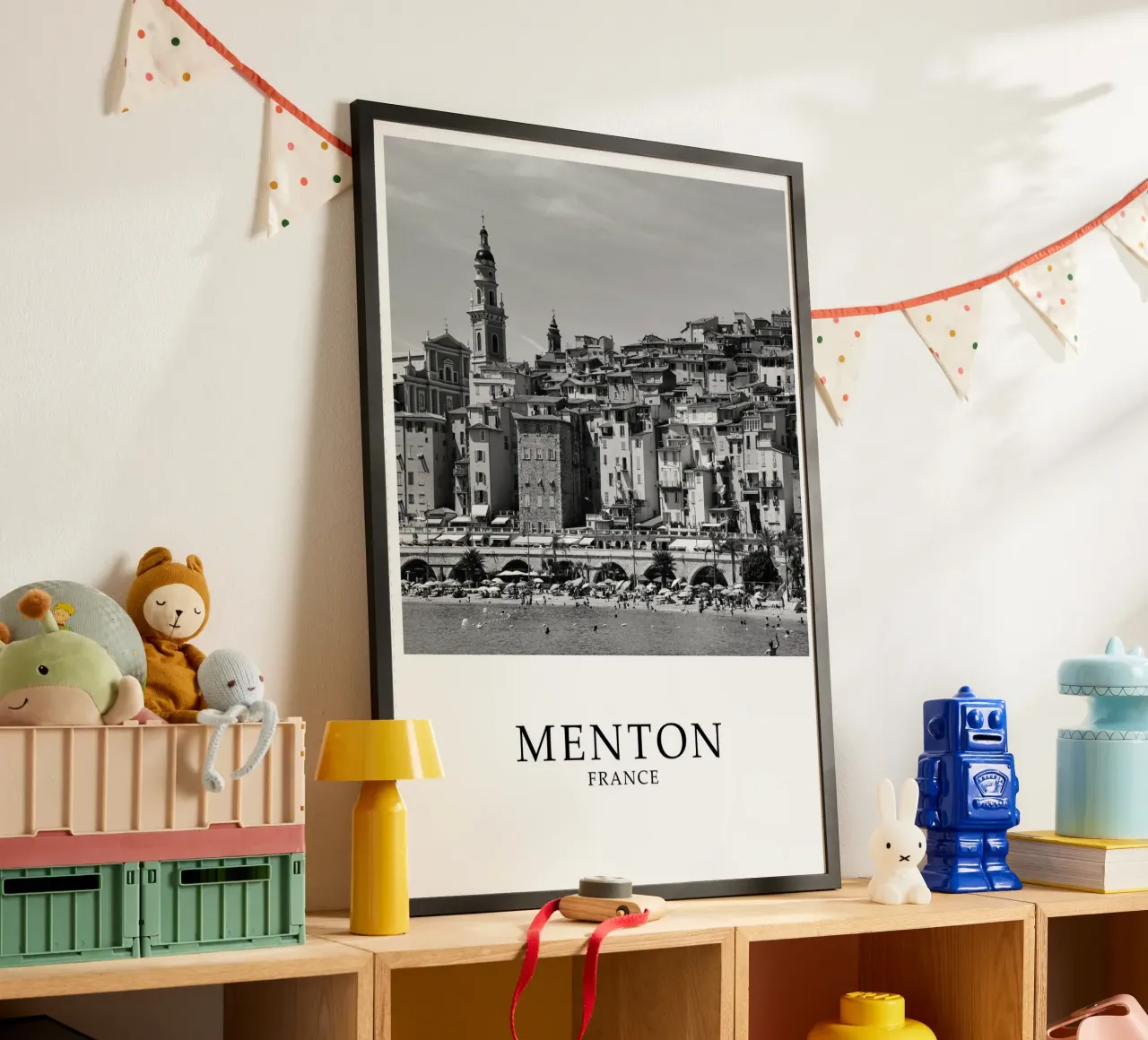 Mentone Francia Scena costiera in scala di grigi poster con telaio in alluminio da Charnwood Prints