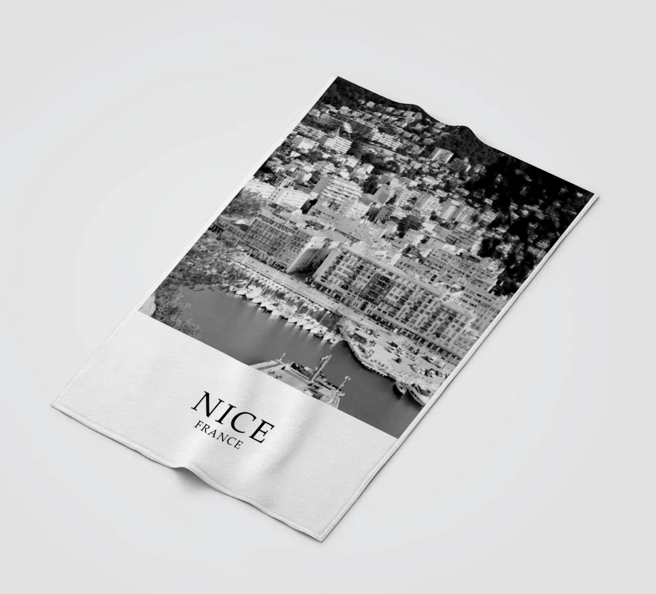 Nizza, Francia, lungomare: scena in scala di grigi coperta in pile da Charnwood Prints
