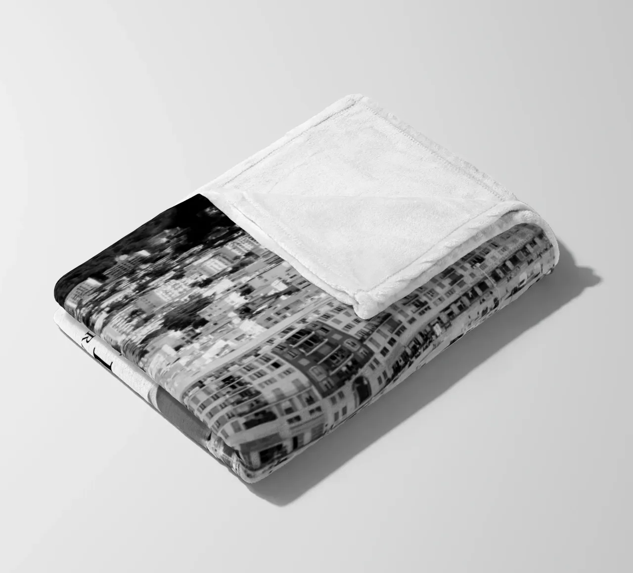 Nizza, Francia, lungomare: scena in scala di grigi coperta in pile da Charnwood Prints