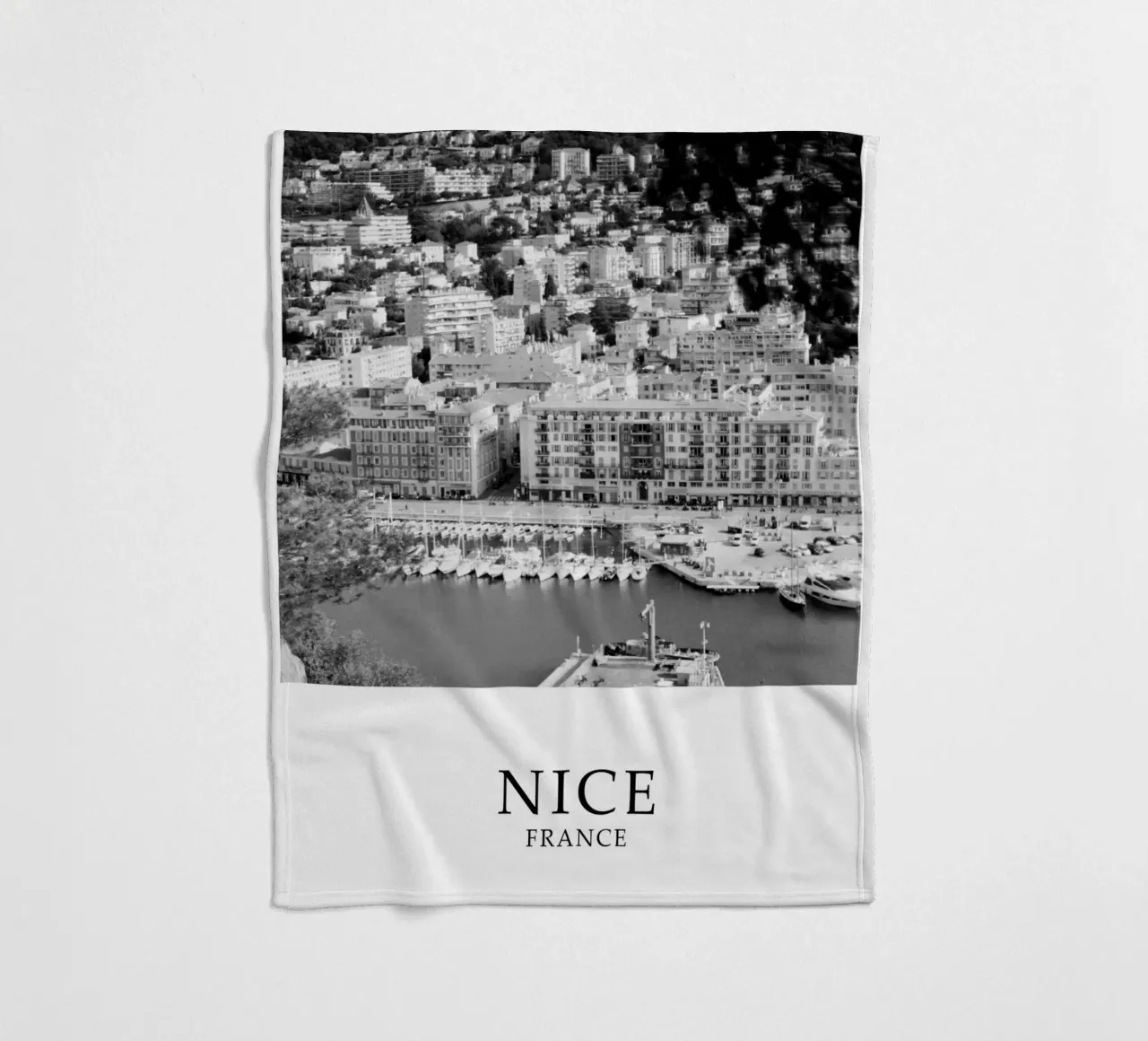 Nizza, Francia, lungomare: scena in scala di grigi coperta in pile da Charnwood Prints