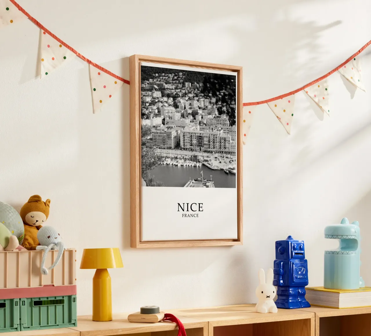 Nizza, Francia, lungomare: scena in scala di grigi tela con Cornice a cassetta da Charnwood Prints