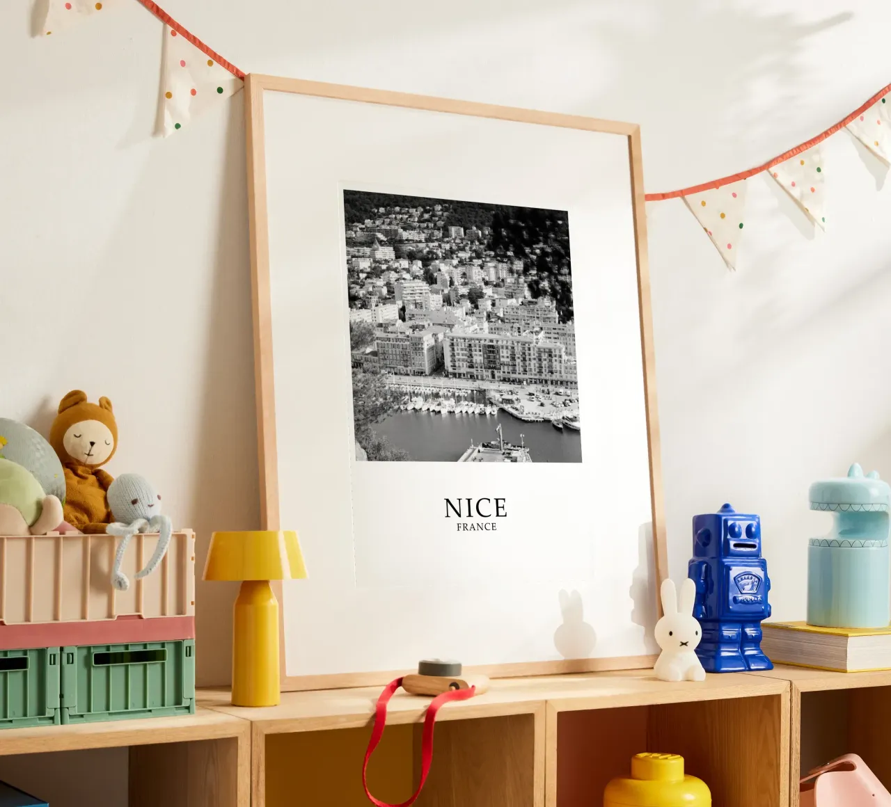 Nizza, Francia, lungomare: scena in scala di grigi poster con telaio in alluminio da Charnwood Prints