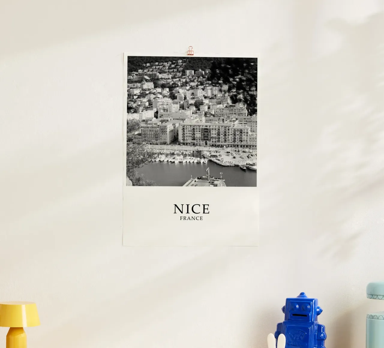 Nizza, Francia, lungomare: scena in scala di grigi poster con telaio in alluminio da Charnwood Prints