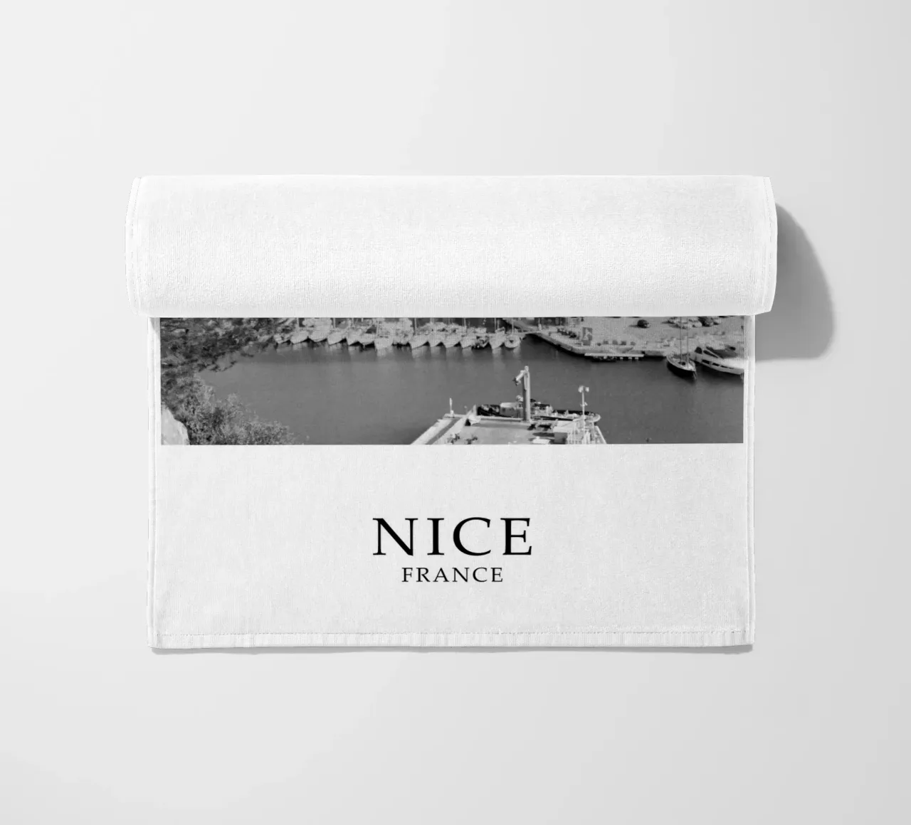 Nizza, Francia, lungomare: scena in scala di grigi telo mare da Charnwood Prints