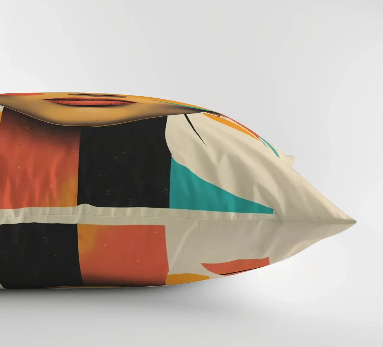 Volto di donna con sovrapposizione di forme geometriche in pastello cuscino da DesignDoodle