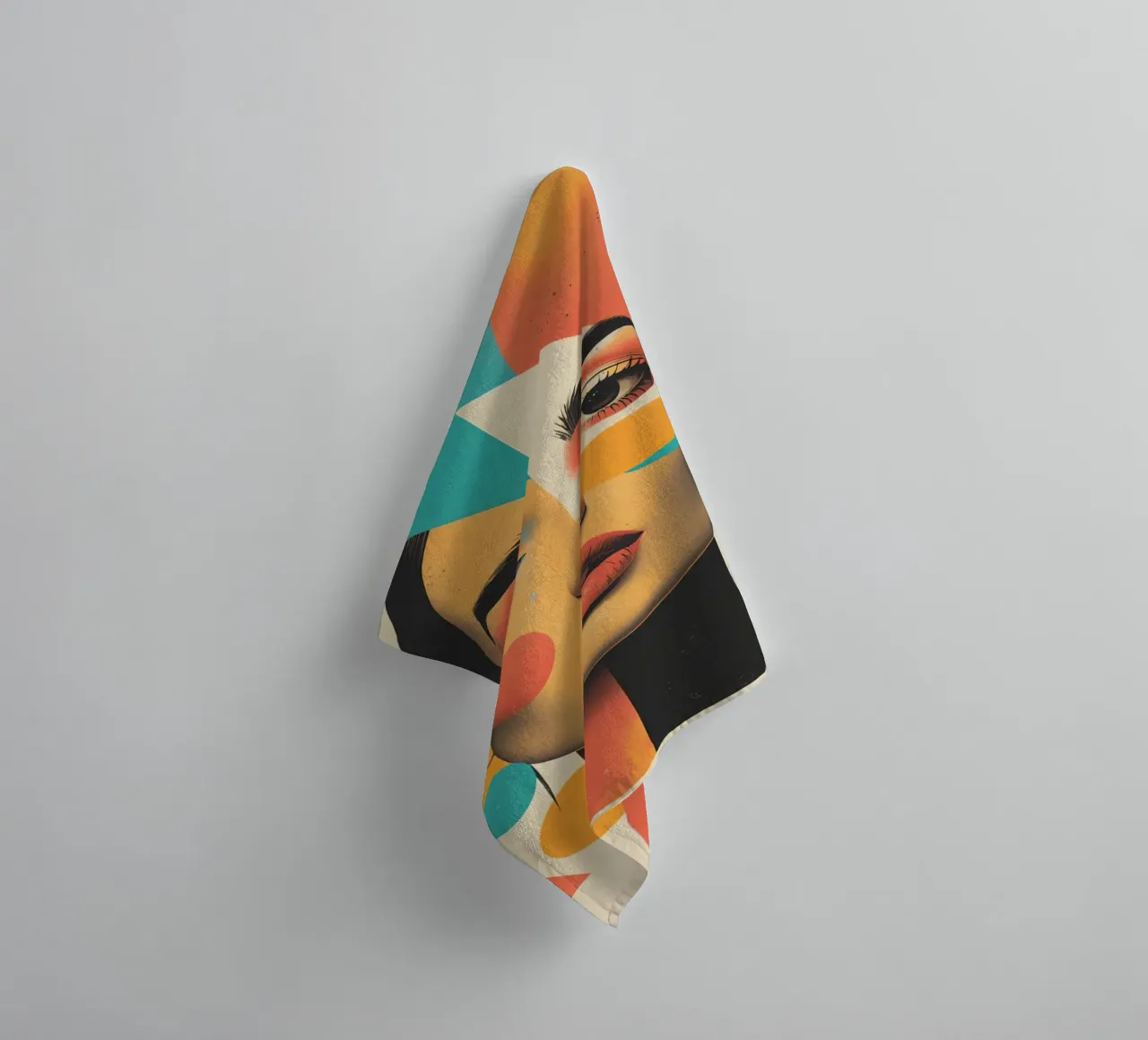 Volto di donna con sovrapposizione di forme geometriche in pastello asciugamano da bagno da DesignDoodle