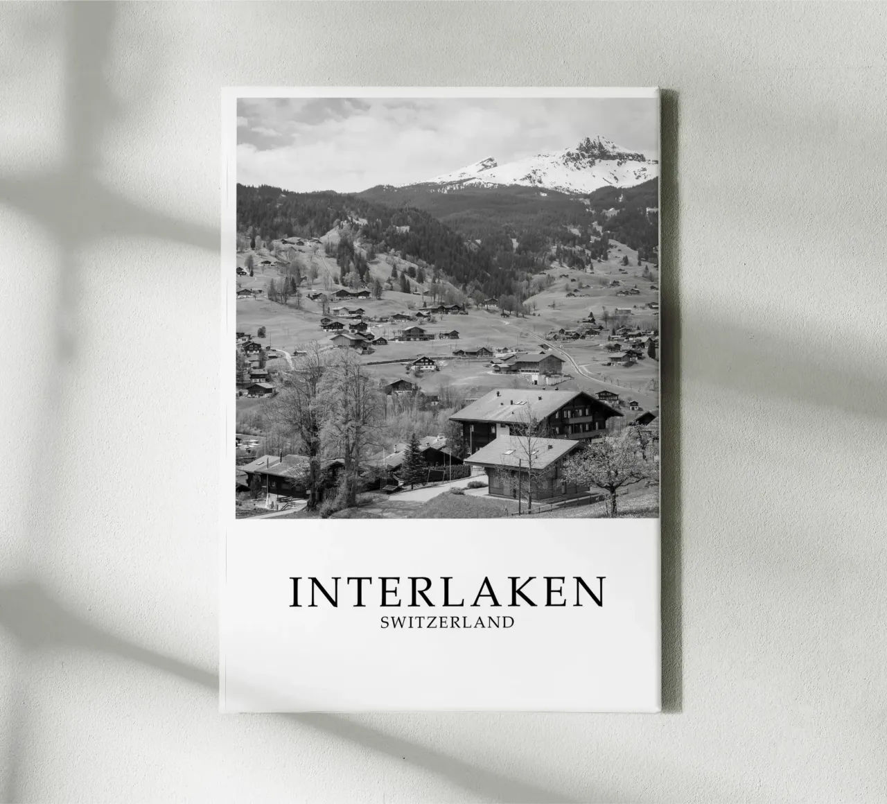 Interlaken Svizzera Natura Paesaggio Scala di grigi tela con Cornice a cassetta da Charnwood Prints