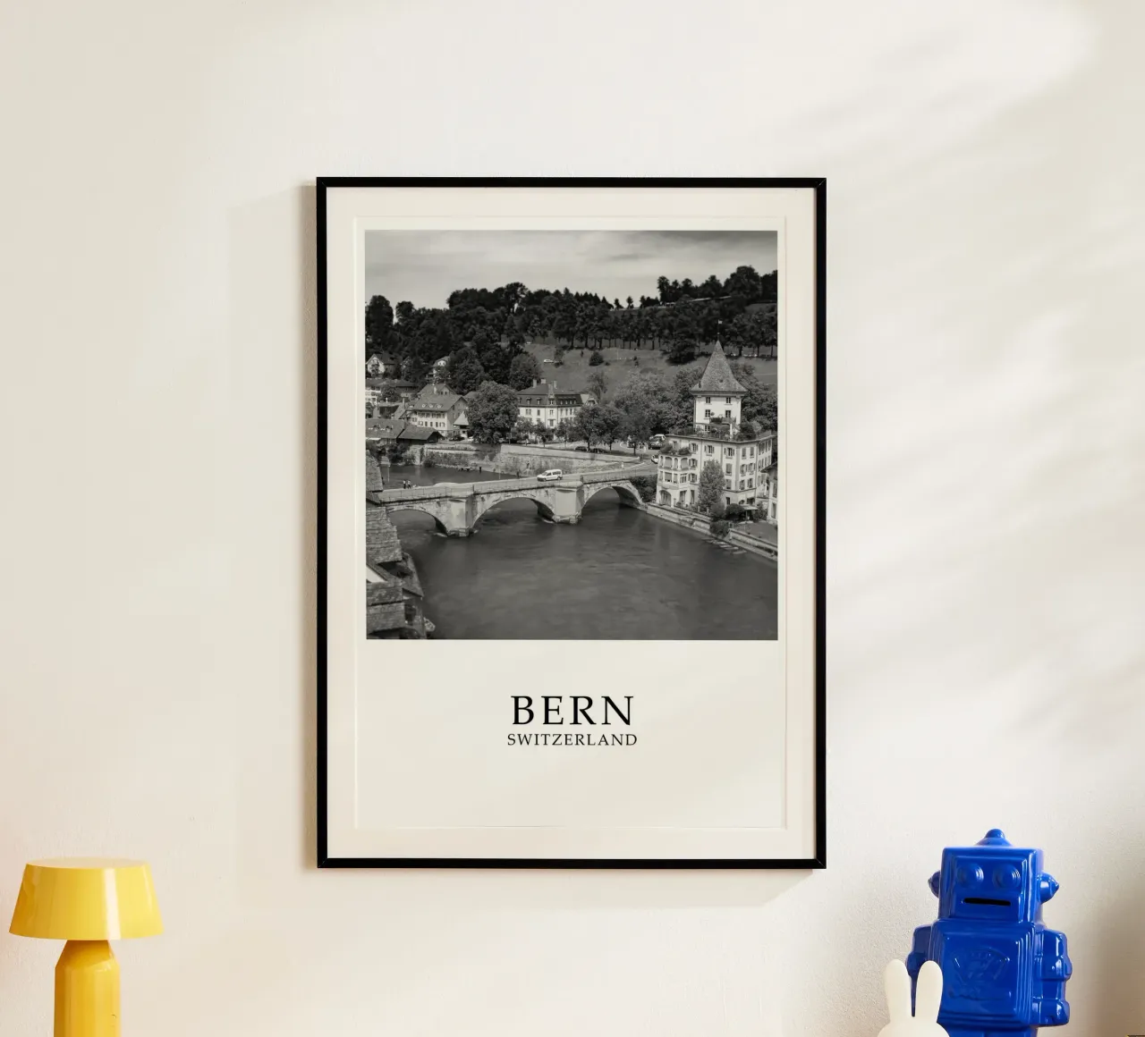 Berna Svizzera Paesaggio in scala di grigi poster con telaio in legno da Charnwood Prints