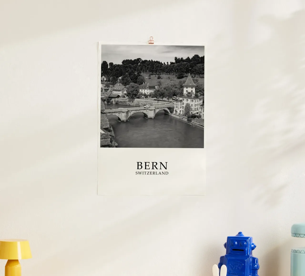 Berna Svizzera Paesaggio in scala di grigi poster con telaio in legno da Charnwood Prints