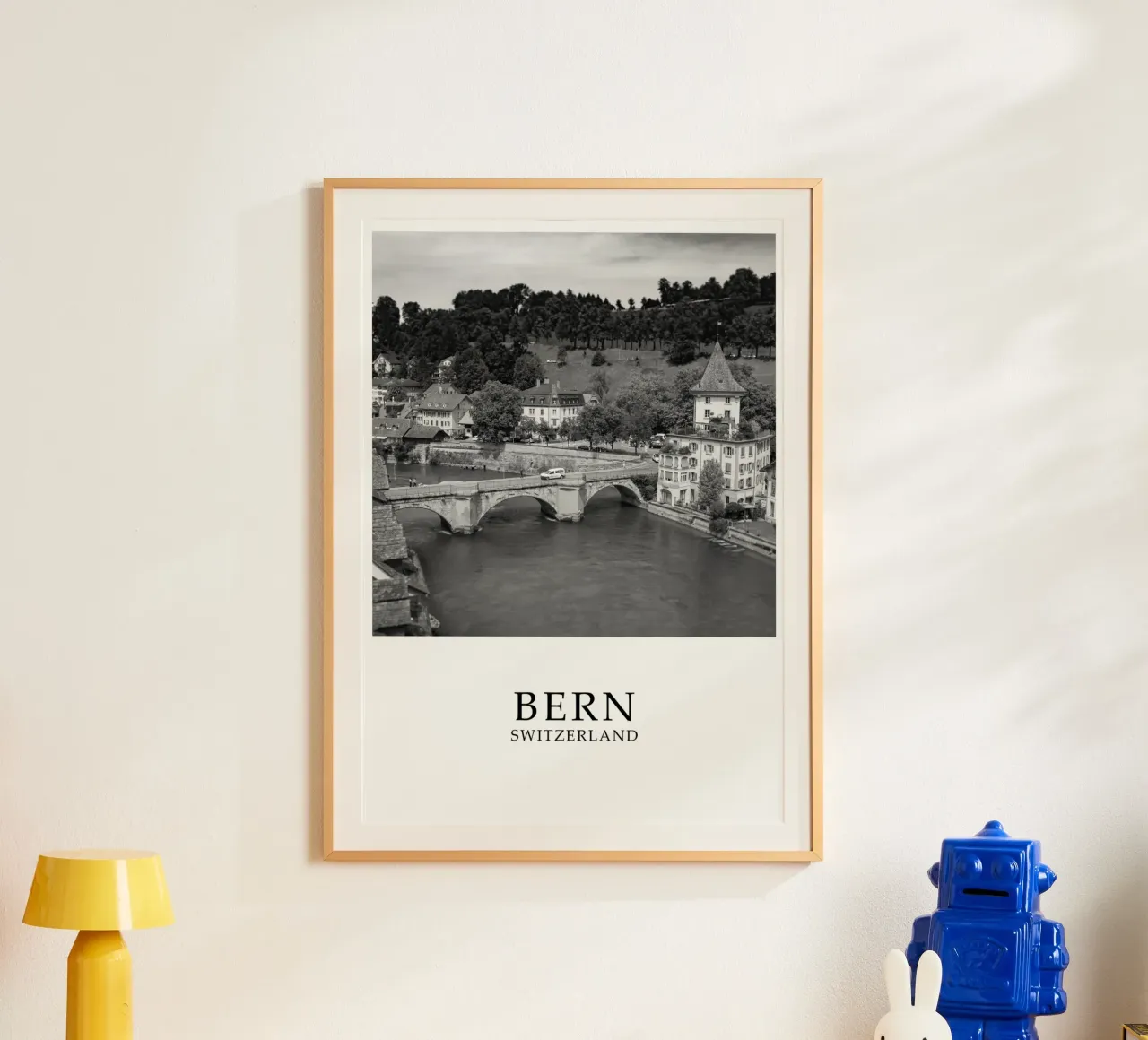 Berna Svizzera Paesaggio in scala di grigi poster con telaio in legno da Charnwood Prints